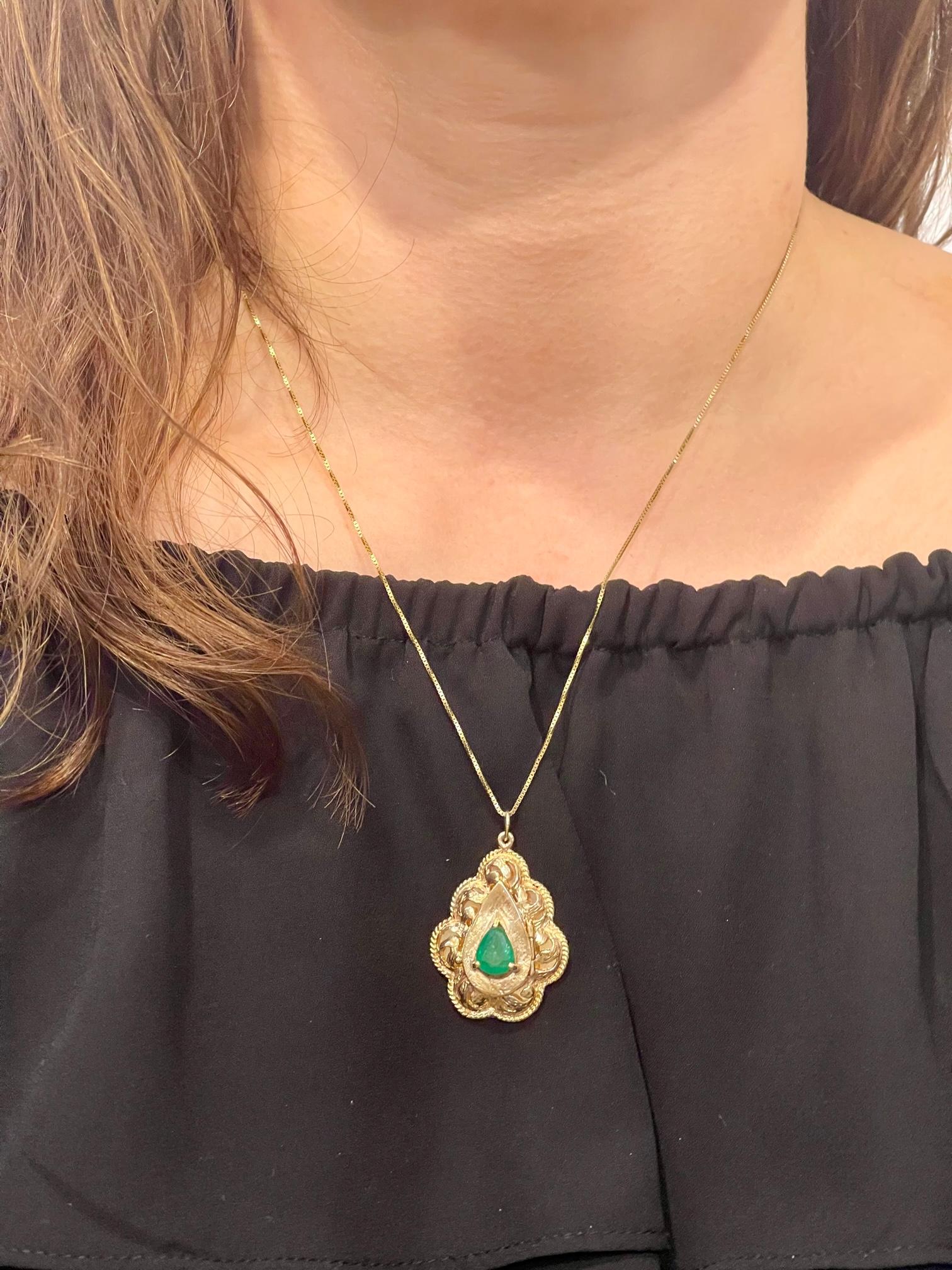 14 Karat Gelbgold 10,5 Gm Kette mit Medaillon und natürlichem Smaragd Damen