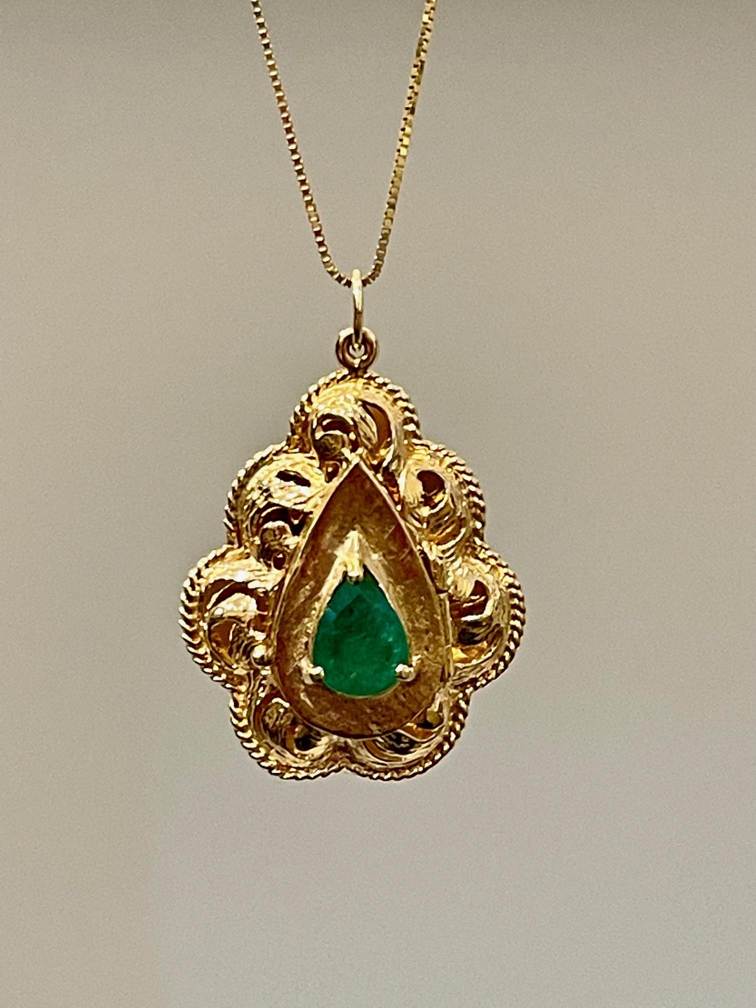 Vintage 14 Karat Yellow Gold 10.5 Gm Chain with Locket and Natural Emerald For Sale 2
