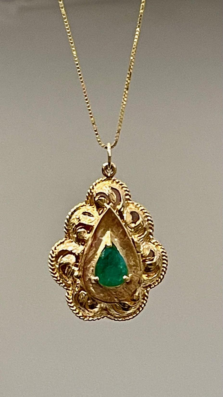 Vintage 14 Karat Yellow Gold 10.5 Gm Chain with Locket and Natural Emerald For Sale 4