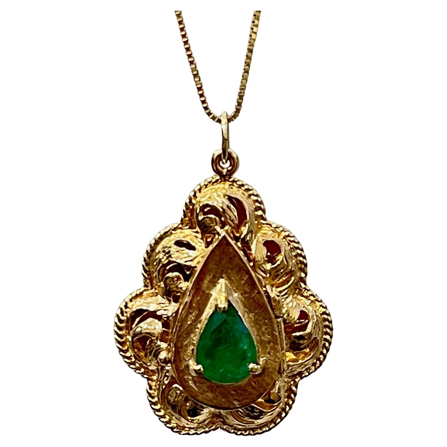 Vintage 14 Karat Yellow Gold 10.5 Gm Chain with Locket and Natural Emerald For Sale