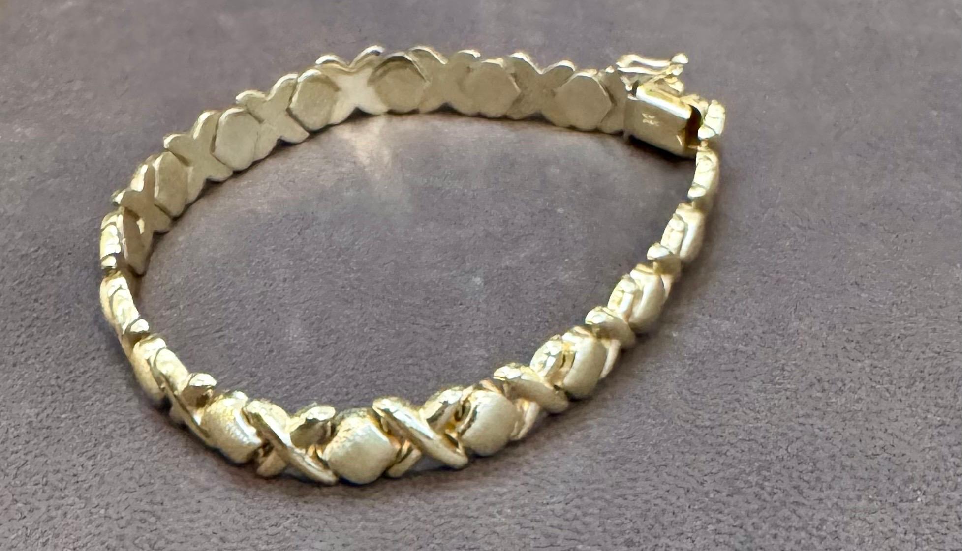 
Vintage 14 Karat Yellow Gold 12 Gm X link Bracelet Unisex, 8 Inch Long
  It is  nicely polished and stamped for authenticity. 

This   multi X link  Bracelet  has a gorgeous shine. Superior quality and craftsmanship!

PRODUCT DETAILS
HAVE A SAFETY
