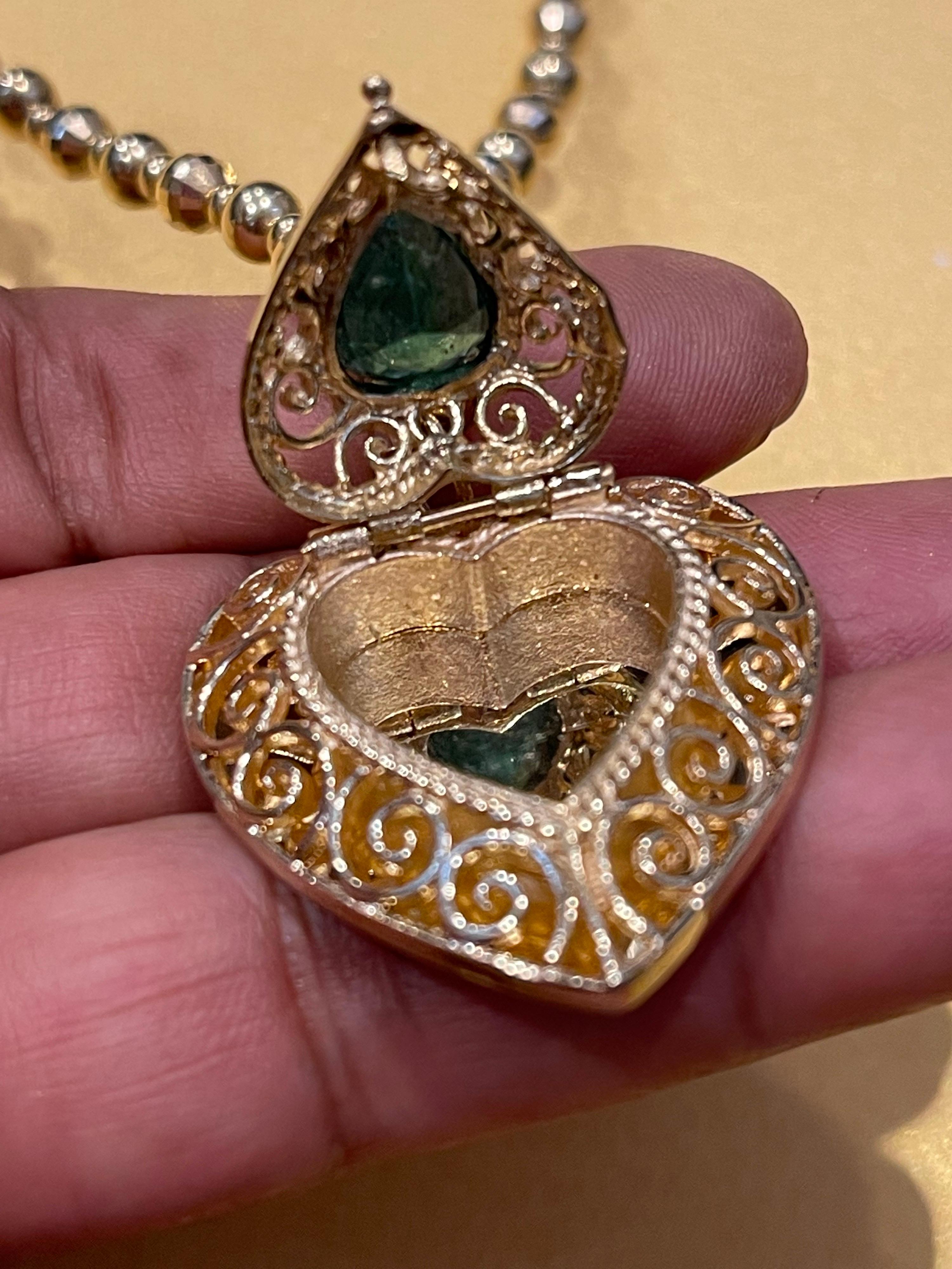 Vintage 14 Karat Yellow Gold  Heart Locket WITH Natural Emerald , NO CHAIN For Sale 3