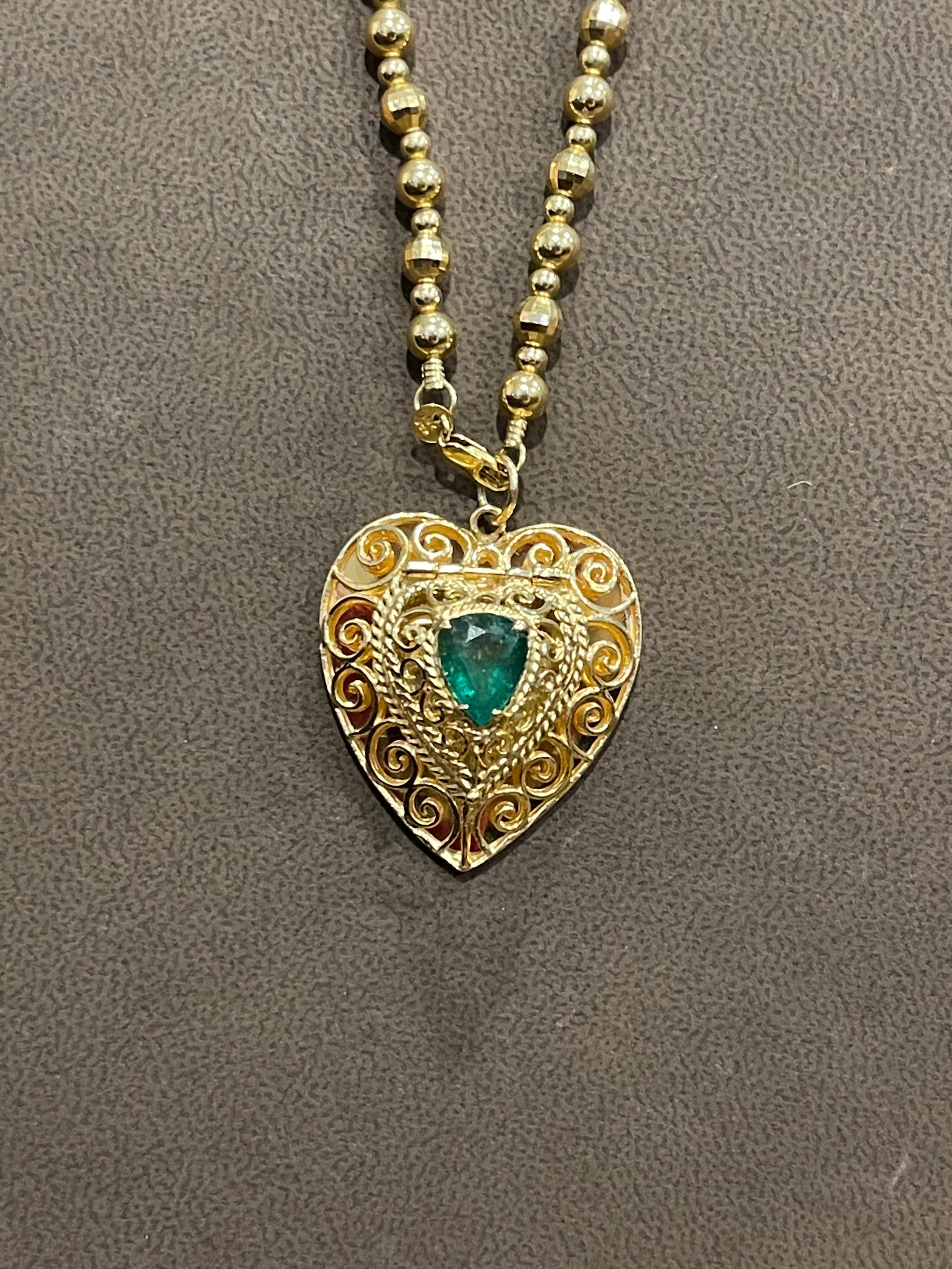 14 Karat Gelbgold-Vintage  Herz-Medaillon mit natürlichem Smaragd, ohne Kette im Angebot 10