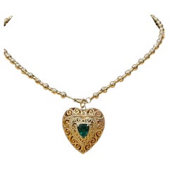 Or jaune 14 carats vintage  Médaillon en forme de cœur avec émeraude naturelle, sans chaîne