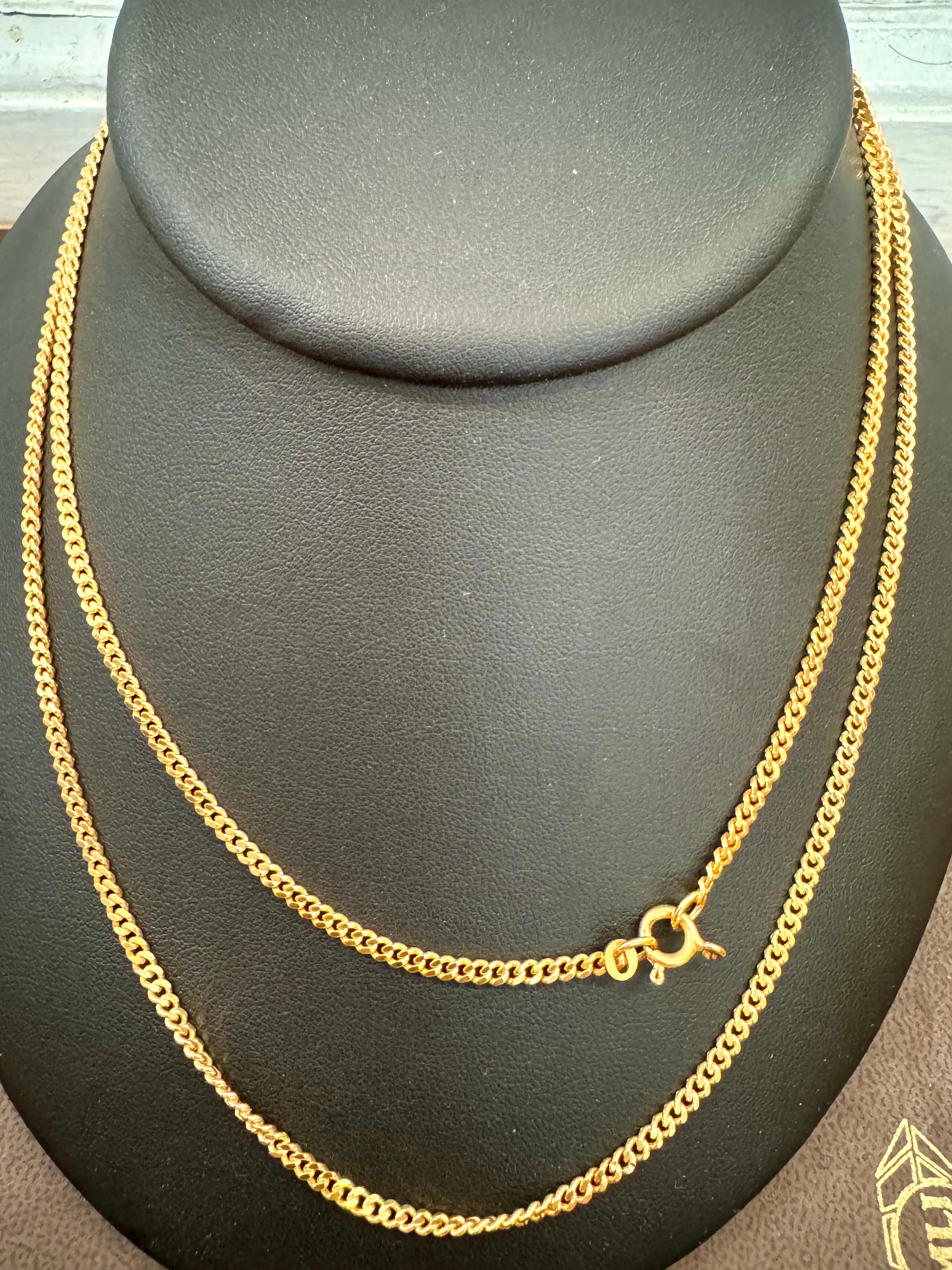 Collar de cadena vintage de oro amarillo de 14 quilates de 22 gm y 35 pulgadas de largo
2,8 MM de ancho
35  Pulgadas de largo Collar

El peso del collar es de 22 gramos 

Vea todas las fotos
Es muy difícil captar el color real y el brillo del