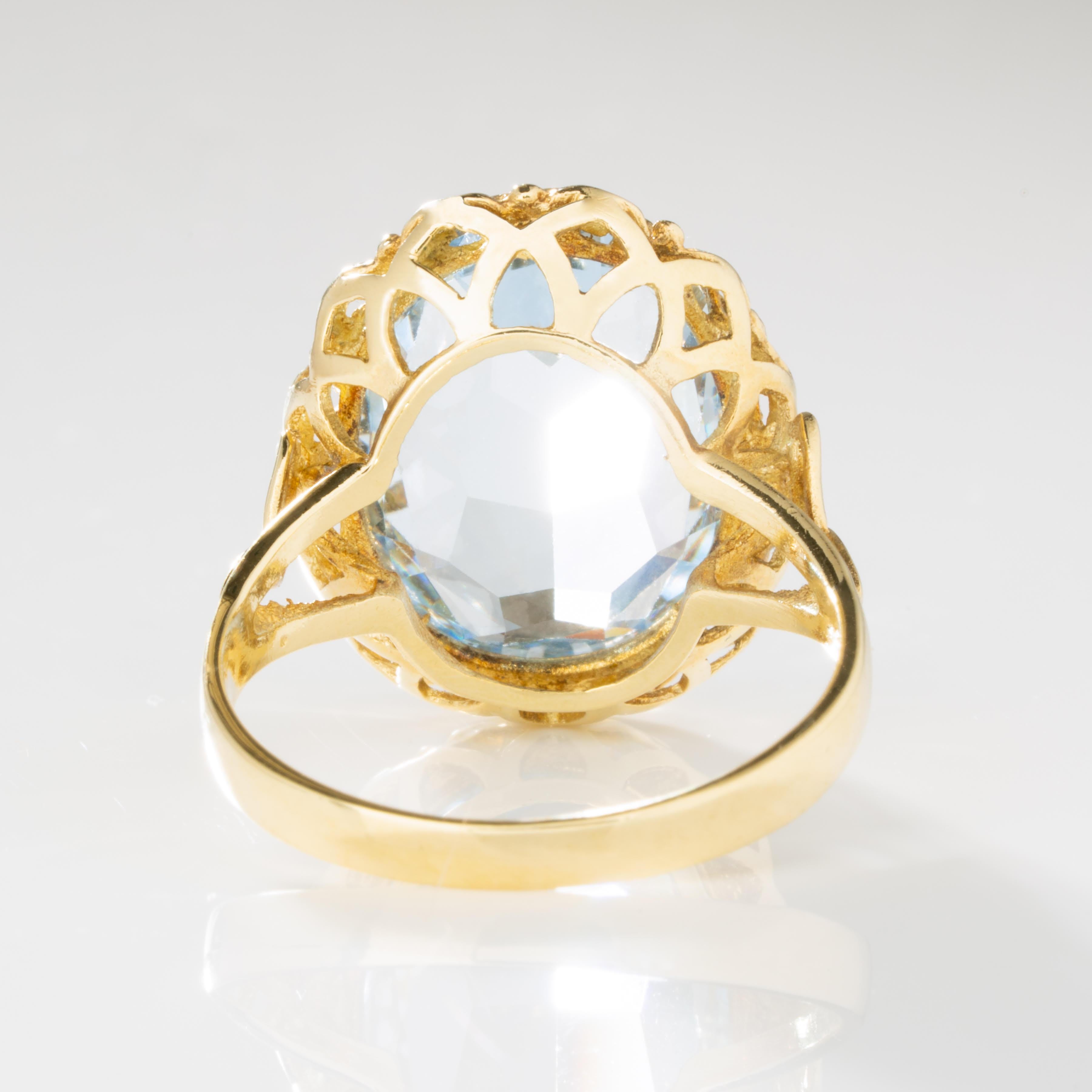 aquamarine ring yellow gold