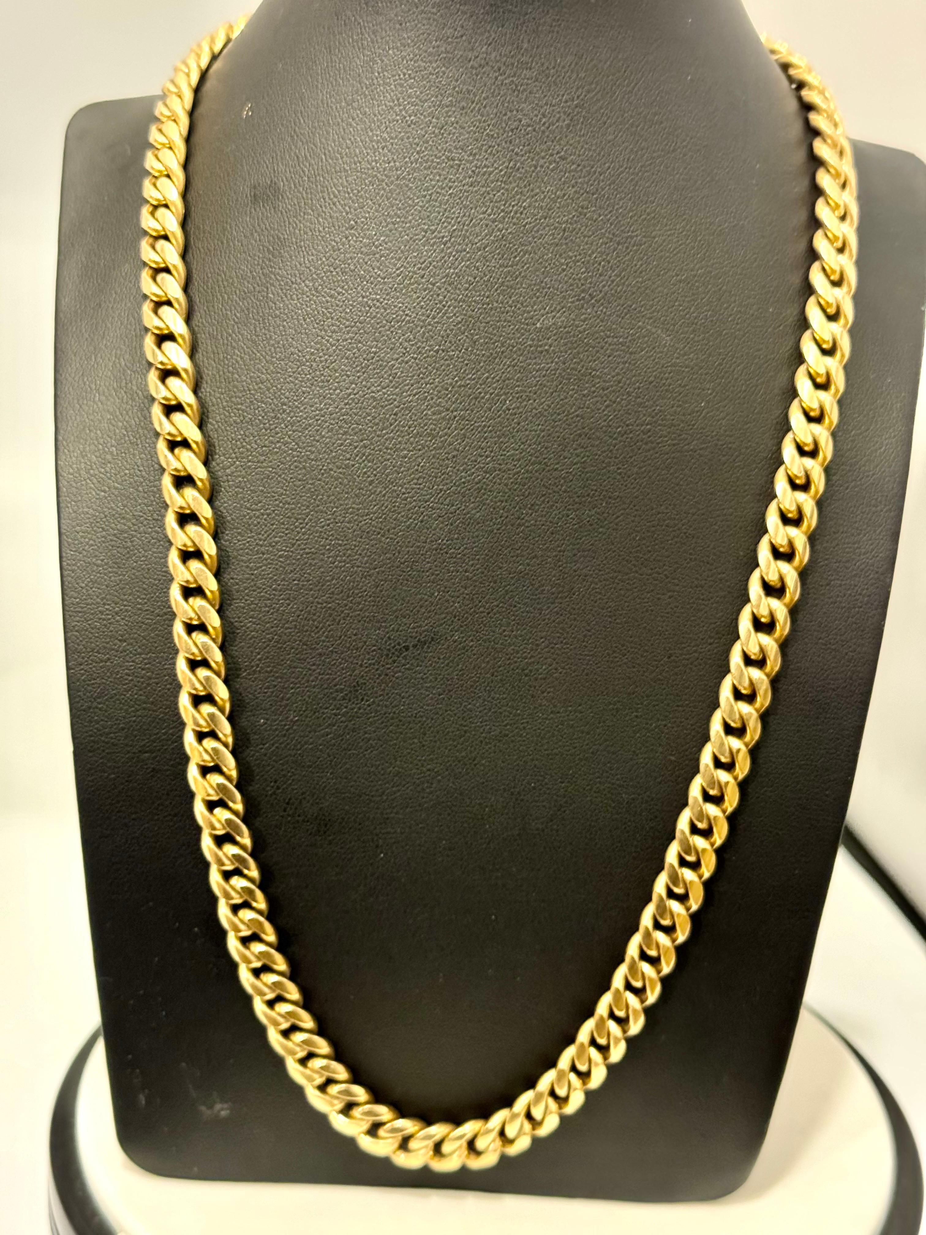 Per chi è alla ricerca di gioielli in oro autentici e di alta qualità, questa catena Vintage 14 Kt Yellow Gold Miami Cuban link è un must.  Questo è il link più popolare di Miami Cuban .
 Realizzata in oro massiccio 14 carati, questa catena è