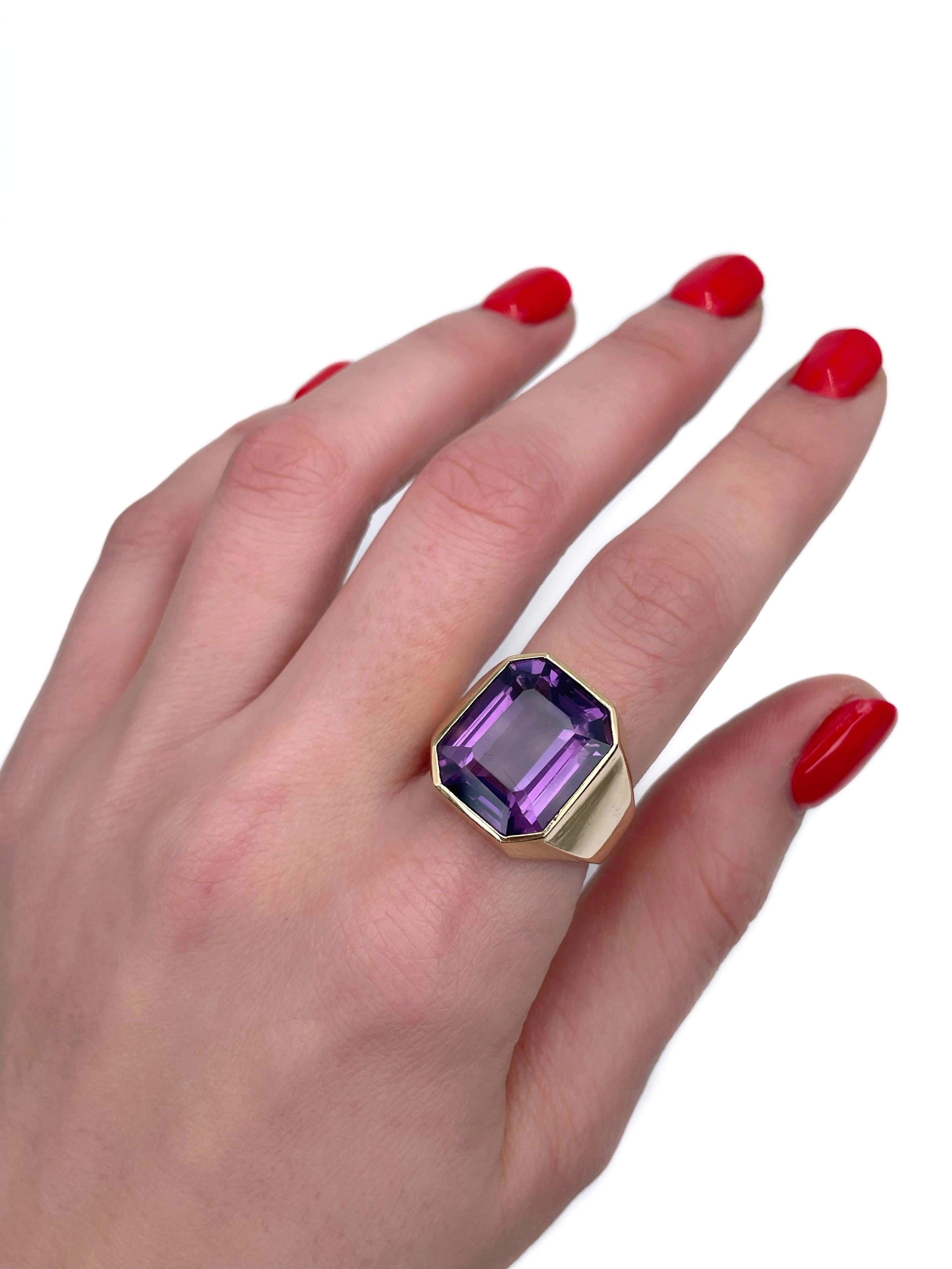 Dies ist ein Vintage-Siegelring in 14K Gelbgold gefertigt. Circa 1970. Das Stück ist mit einem rechteckigen, facettierten Amethysten besetzt. 

Signiert 