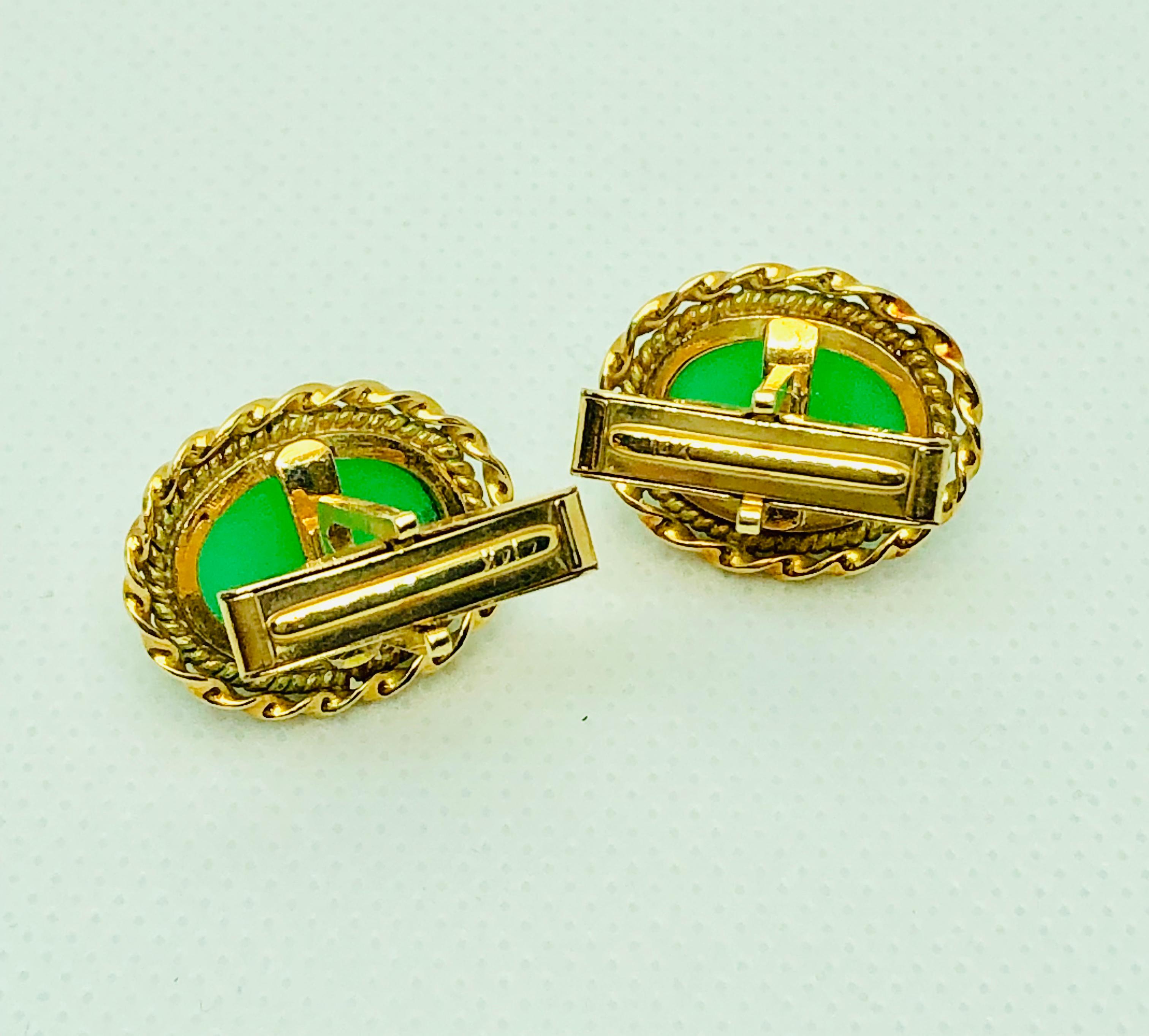 Women's or Men's Vintage 14 Karat Yellow Gold and Chalcedony Oval Cufflinks