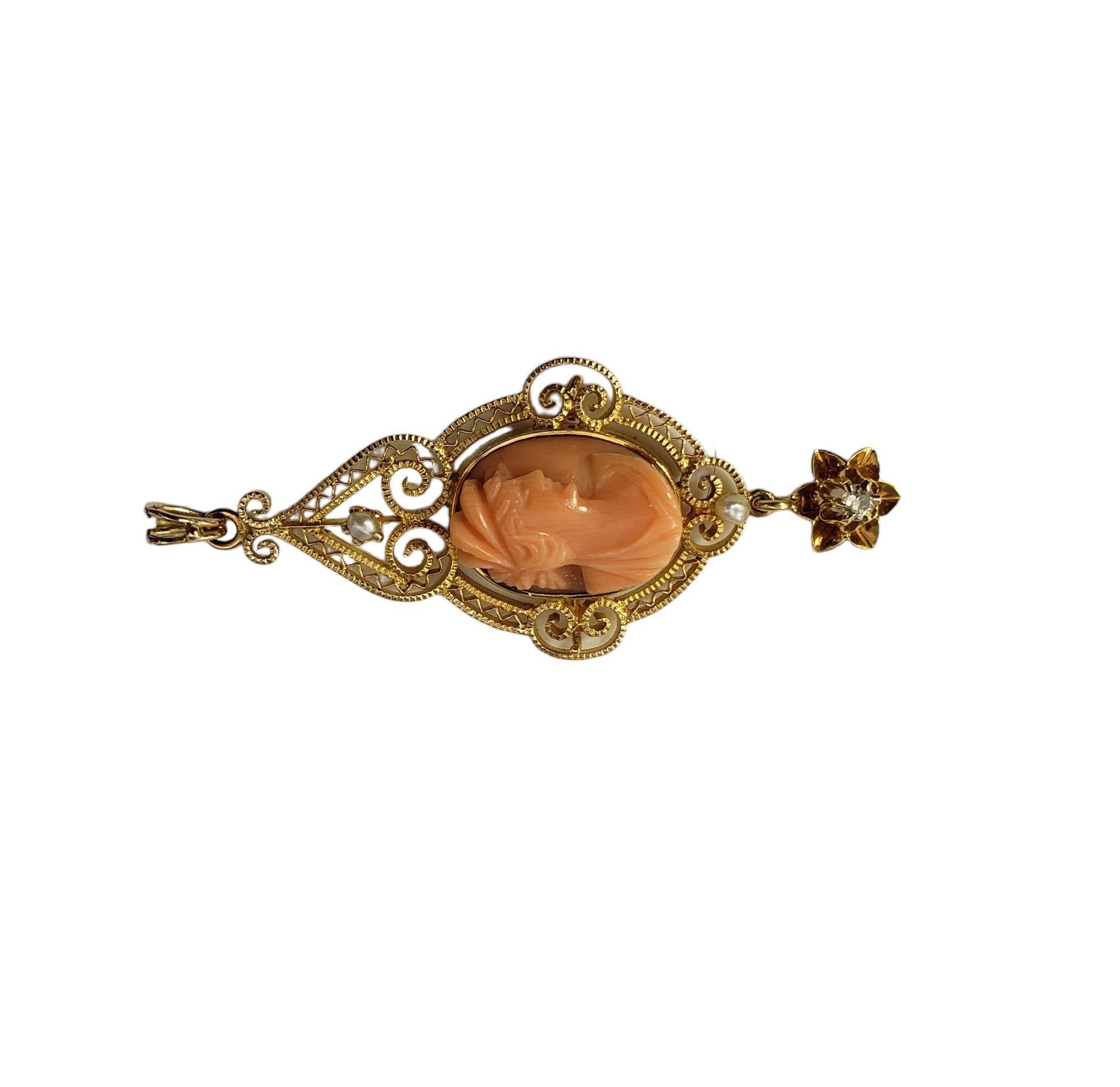 Ciondolo d'epoca in oro giallo 14 carati e cammeo di diamanti.

Questo elegante ciondolo cammeo presenta un profilo di corallo intagliato e un diamante di vecchia miniera a taglio singolo incastonato in oro giallo 14 carati dai dettagli