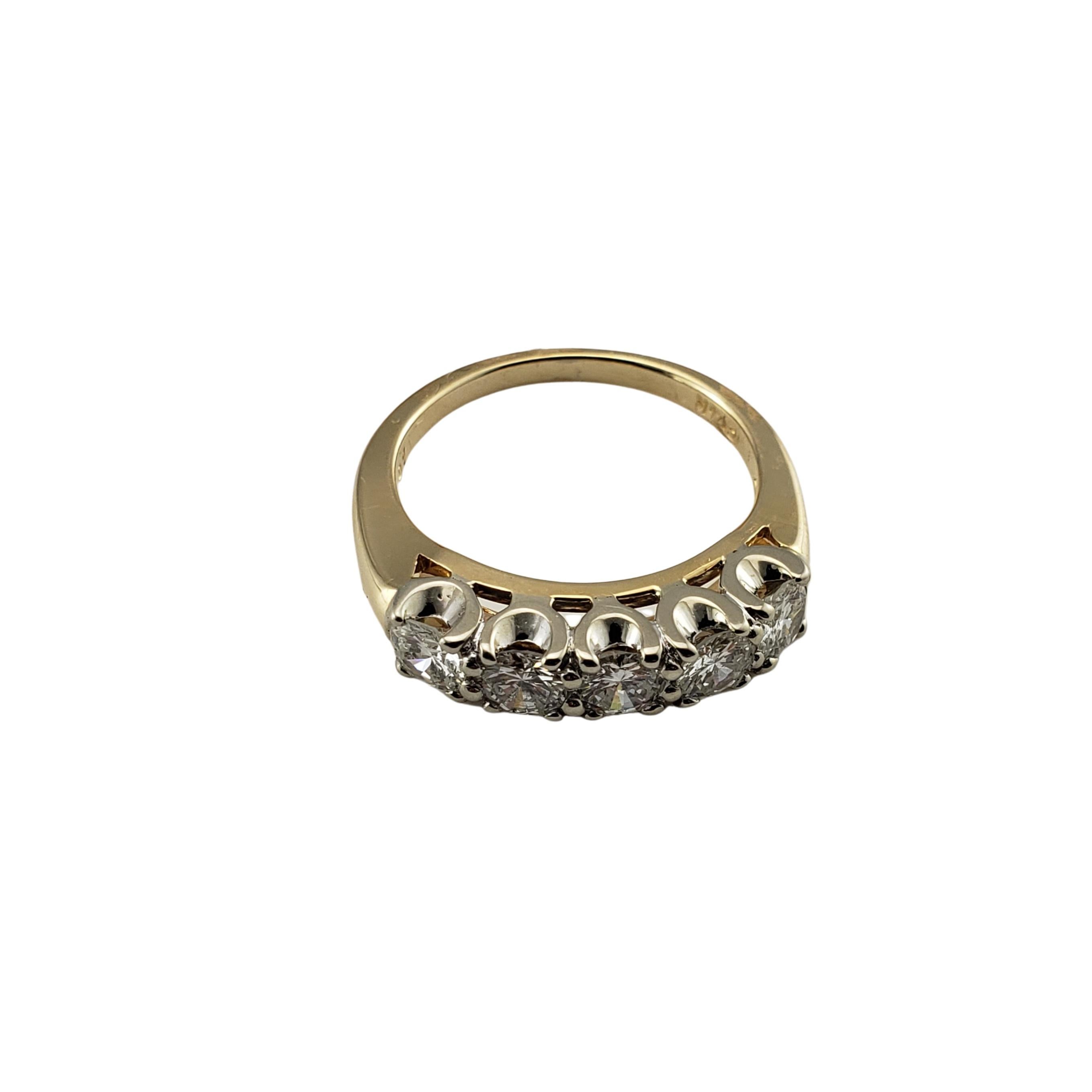 Vintage 14 Karat Yellow Gold Diamond Wedding Band Ring Size 6.5-

Cette bague étincelante présente cinq diamants ronds de taille brillante sertis dans de l'or jaune 14K classique. Largeur : 4 mm. Tige : 2 mm.

Poids total approximatif des diamants :