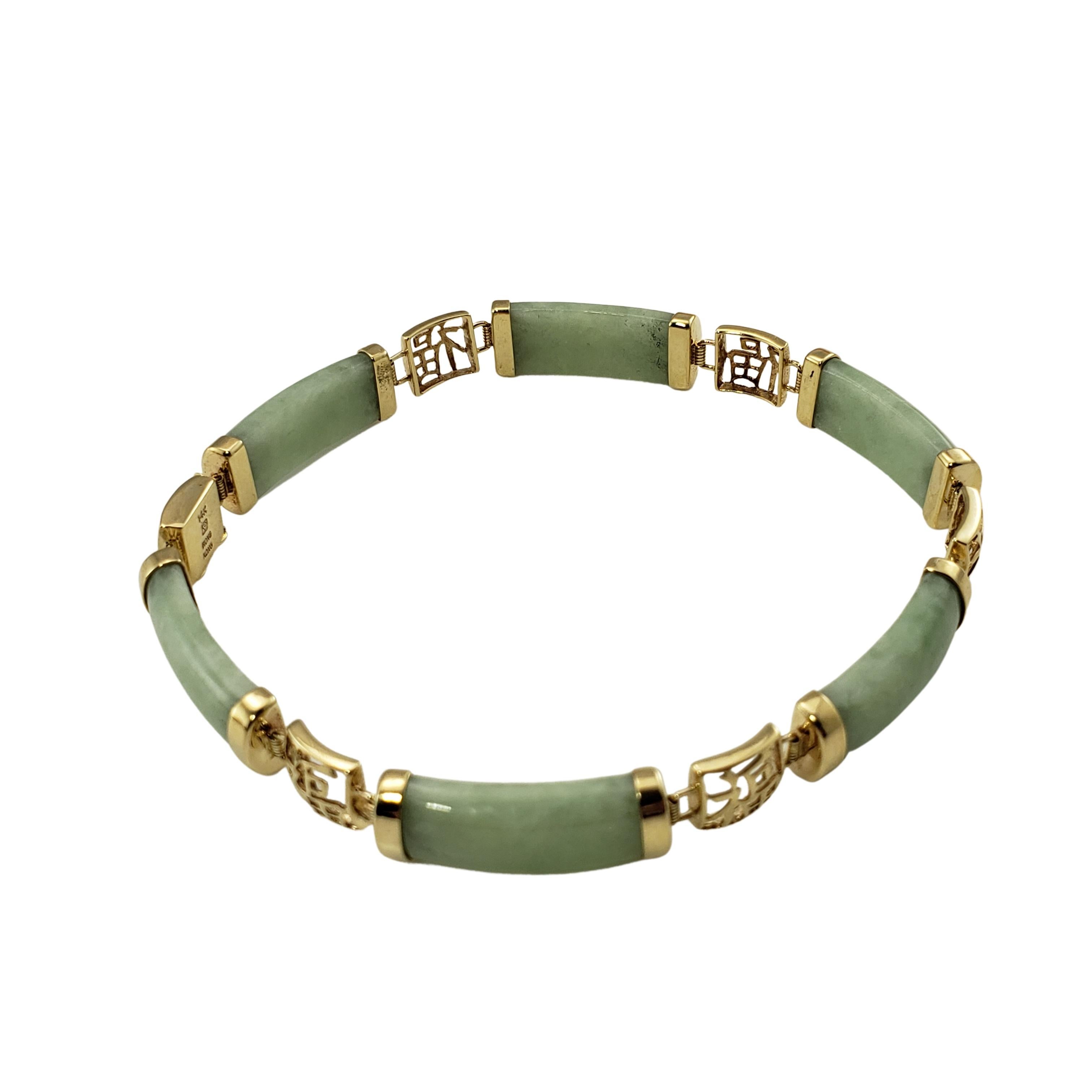 14 Karat Gelbgold und Jade Armband-

Dieses hübsche Jade-Armband ist mit wunderschön detailliertem 14-karätigem Gelbgold verziert.  Breite:  7 mm.

Größe: 7 Zoll

Gewicht:  8.1 dwt. /  12.6 gr.

Gestempelt:  14K  HONGKONG

Sehr guter Zustand,