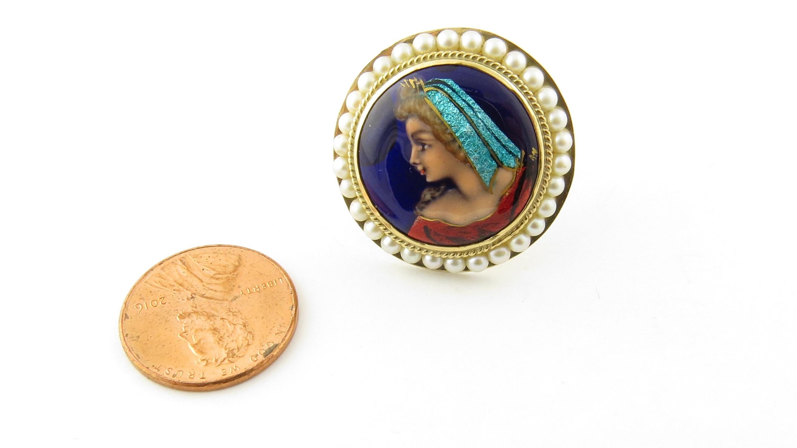 Vintage 14 Karat Yellow Gold and Seed Pearl Painted Cameo Pendant/Brooch.

This lovely painted cameo features a lovely lady in profile surrounded by 30 seed pearls and set in classic 14K yellow gold. 
Can be worn as a brooch or a pendant.

Size: 27