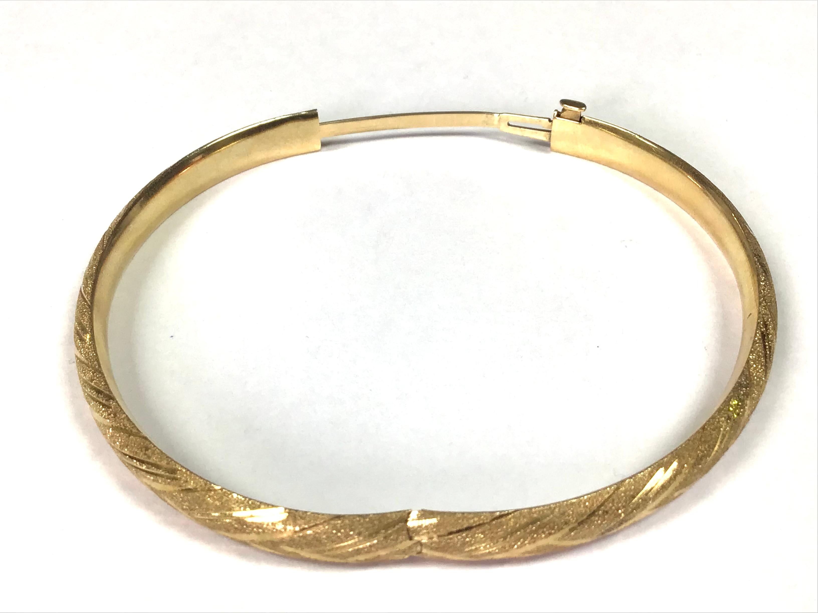 Armreif aus 14 Karat Gelbgold mit gedrehtem Armreif (Moderne)
