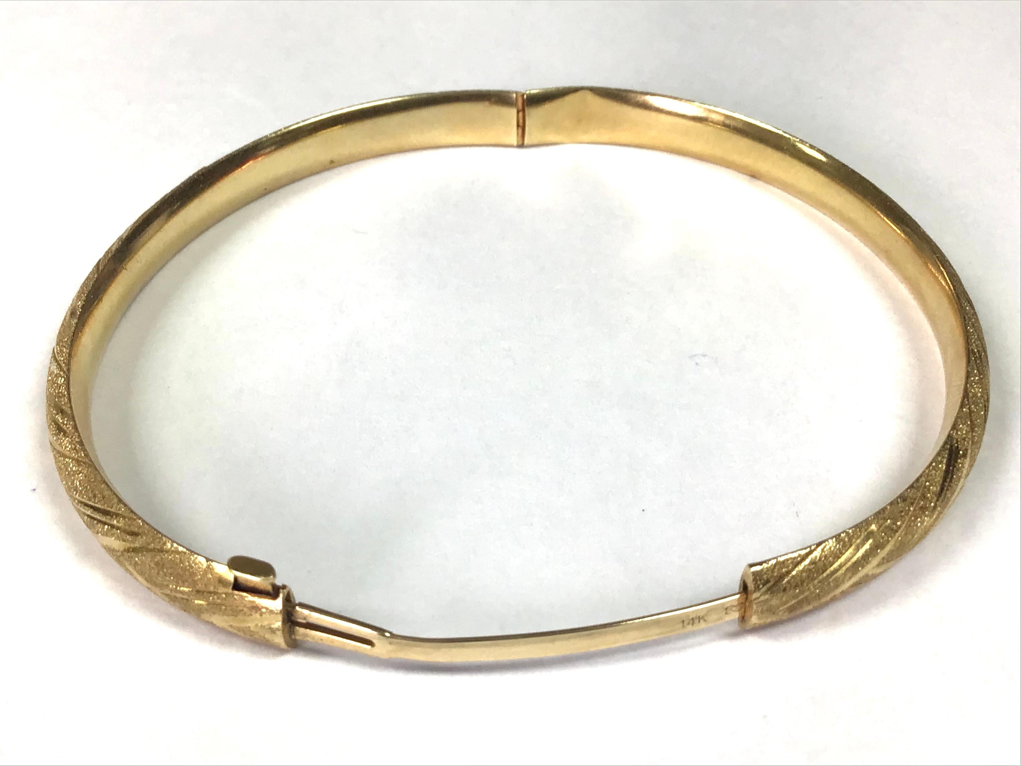 Armreif aus 14 Karat Gelbgold mit gedrehtem Armreif im Zustand „Gut“ in Bradenton, FL