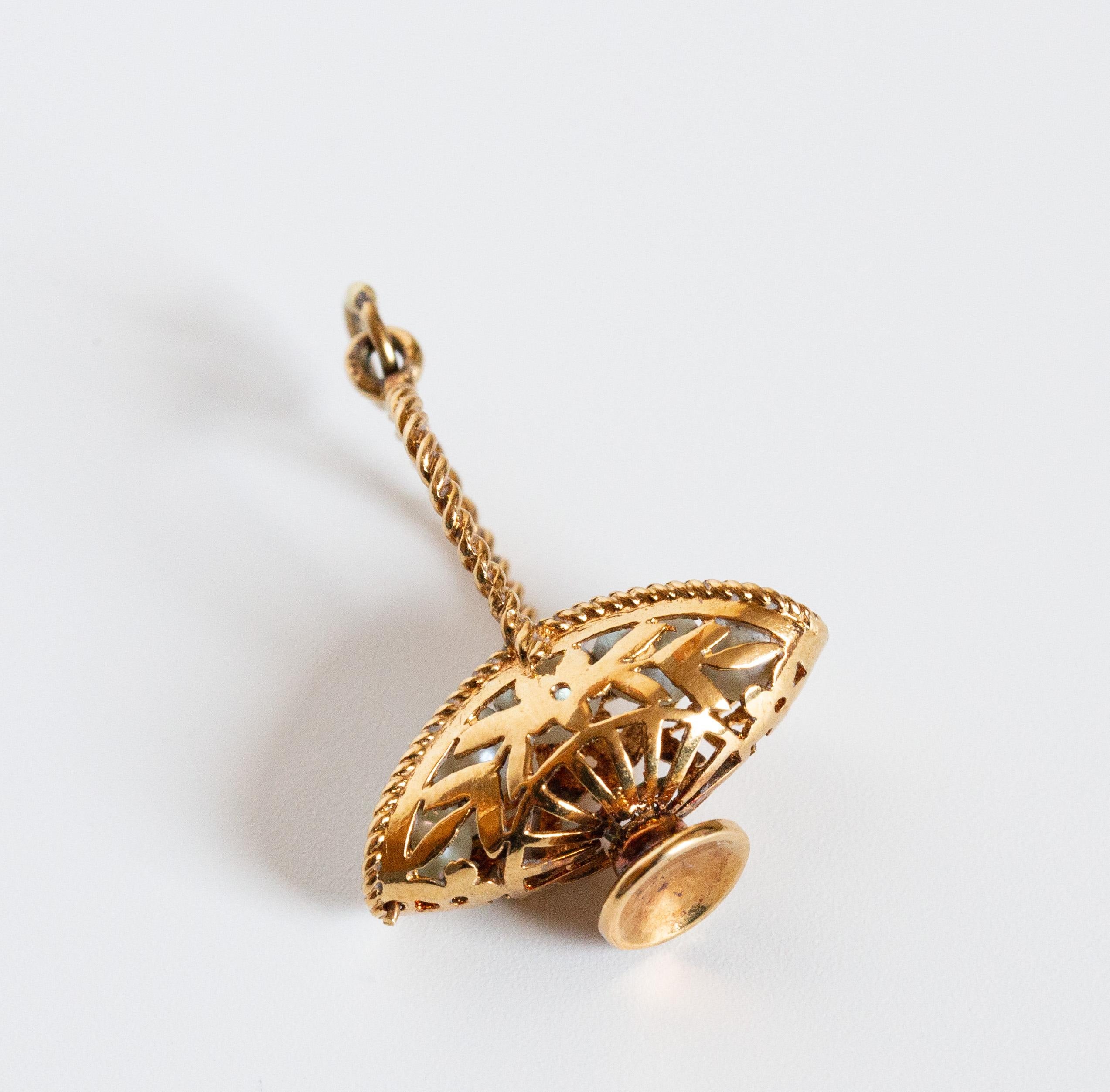 Charm d'epoca in oro giallo 14 carati con cestino e perle in vendita 4