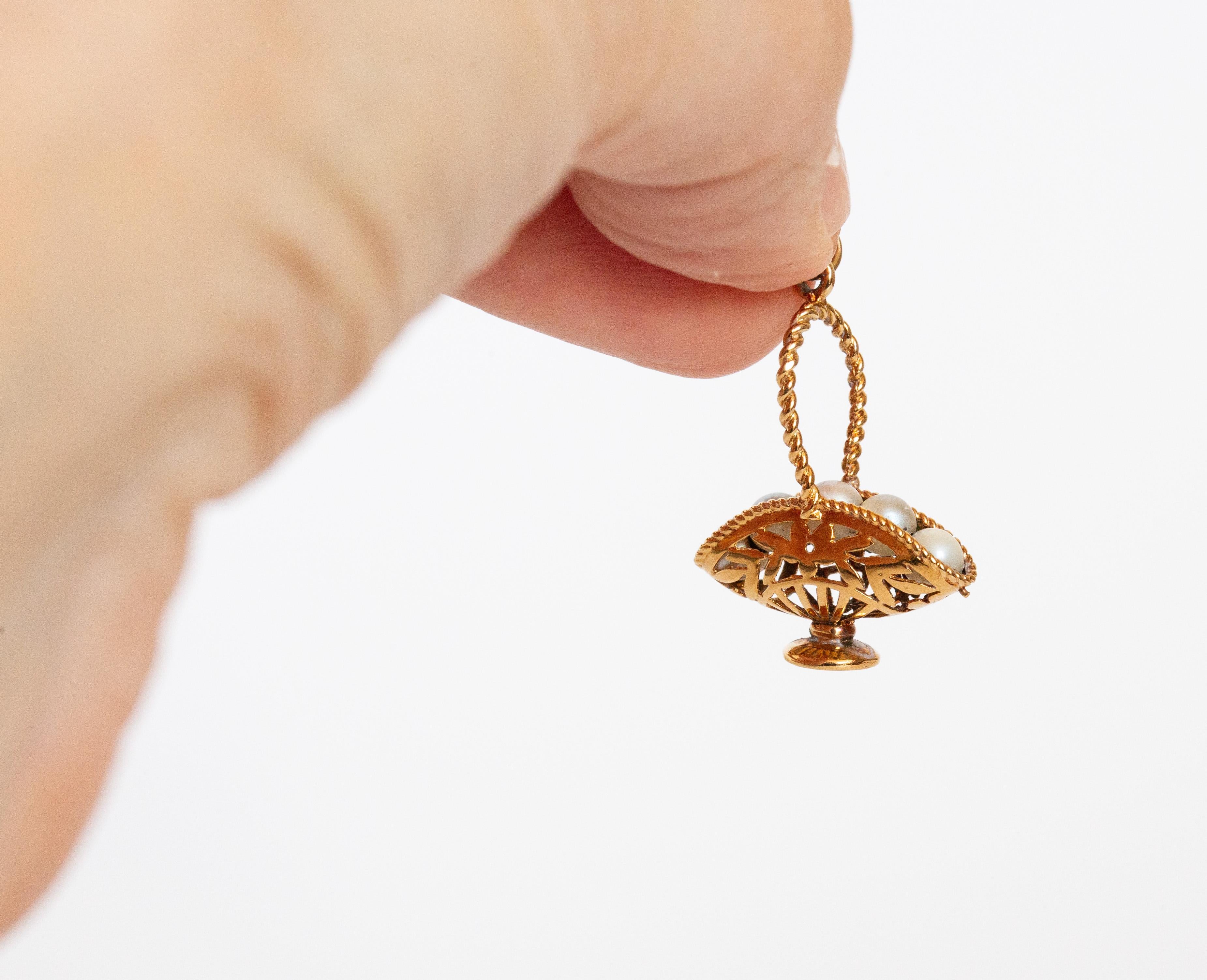 Charm d'epoca in oro giallo 14 carati con cestino e perle in vendita 5