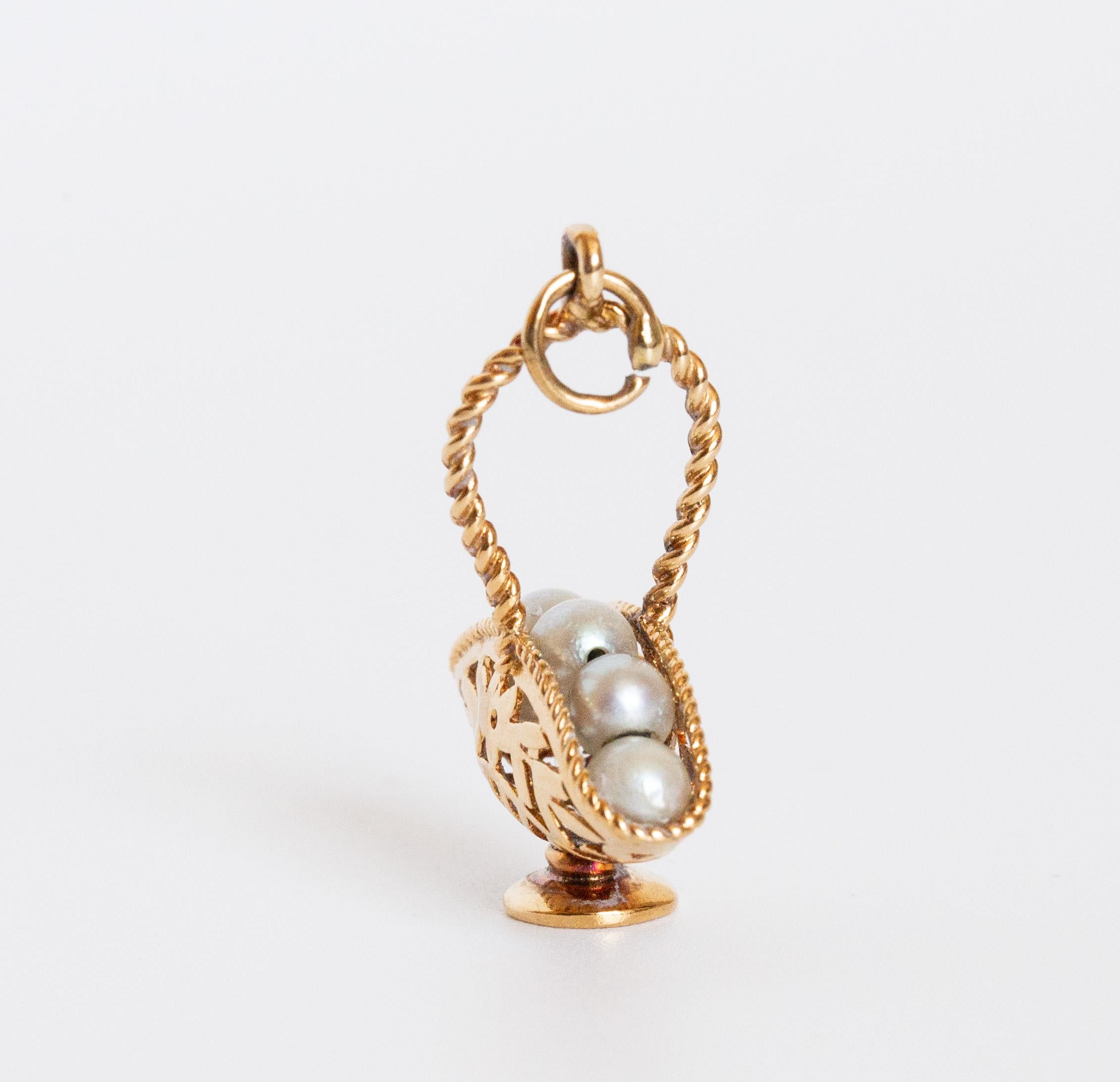 Perlina Charm d'epoca in oro giallo 14 carati con cestino e perle in vendita