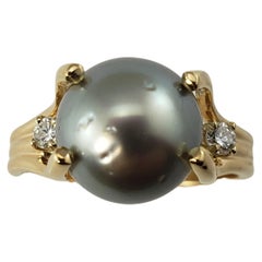 Vintage 14 Karat Yellow Gold Black Pearl and Diamond Ring