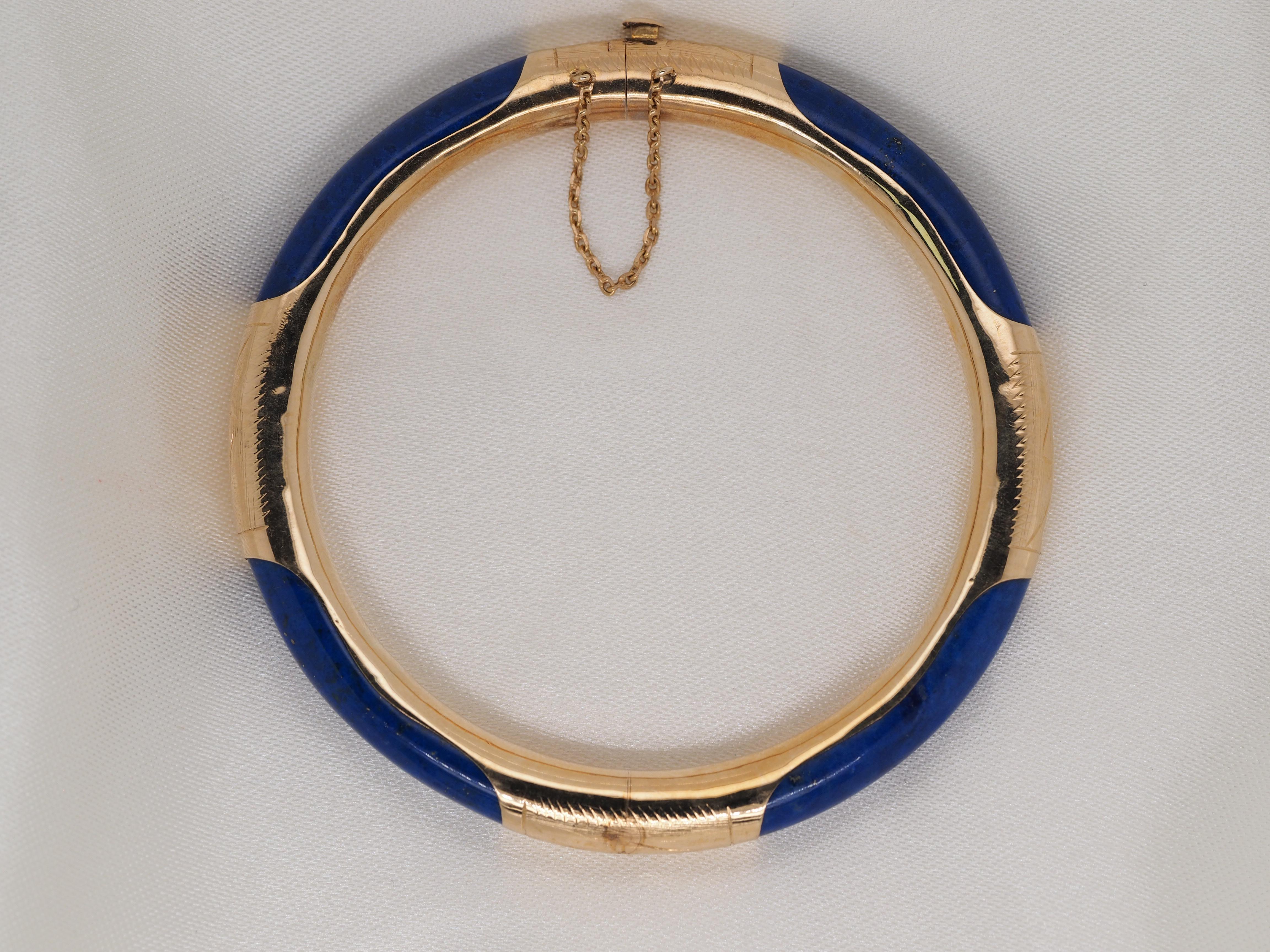 Vintage 14 Karat Yellow Gold Blue Lapis Hinged Bangle Bracelet In Excellent Condition In Addison, TX