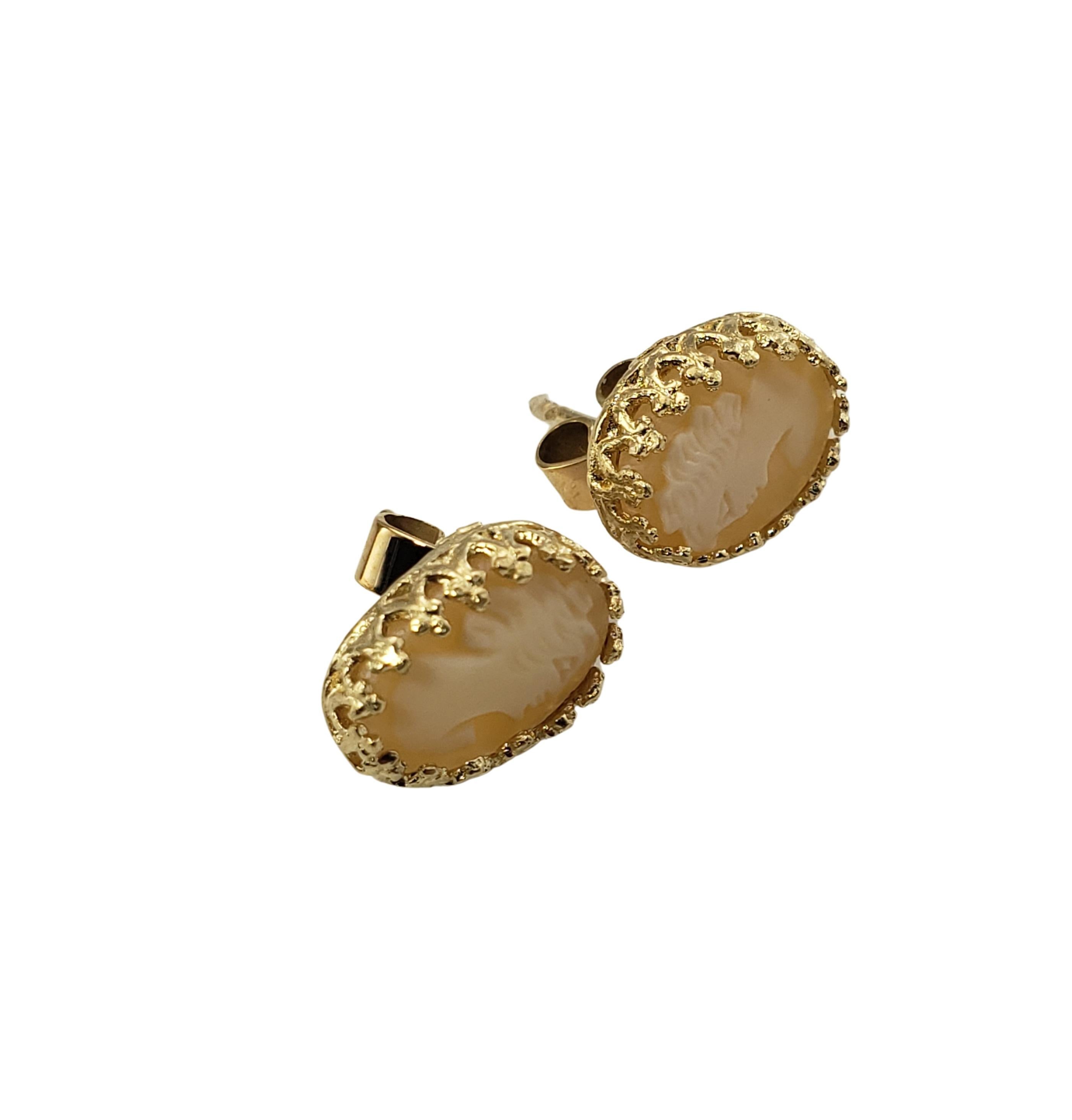 14 Karat Yellow Gold Cameo Earrings In Good Condition For Sale In Washington Depot, CT