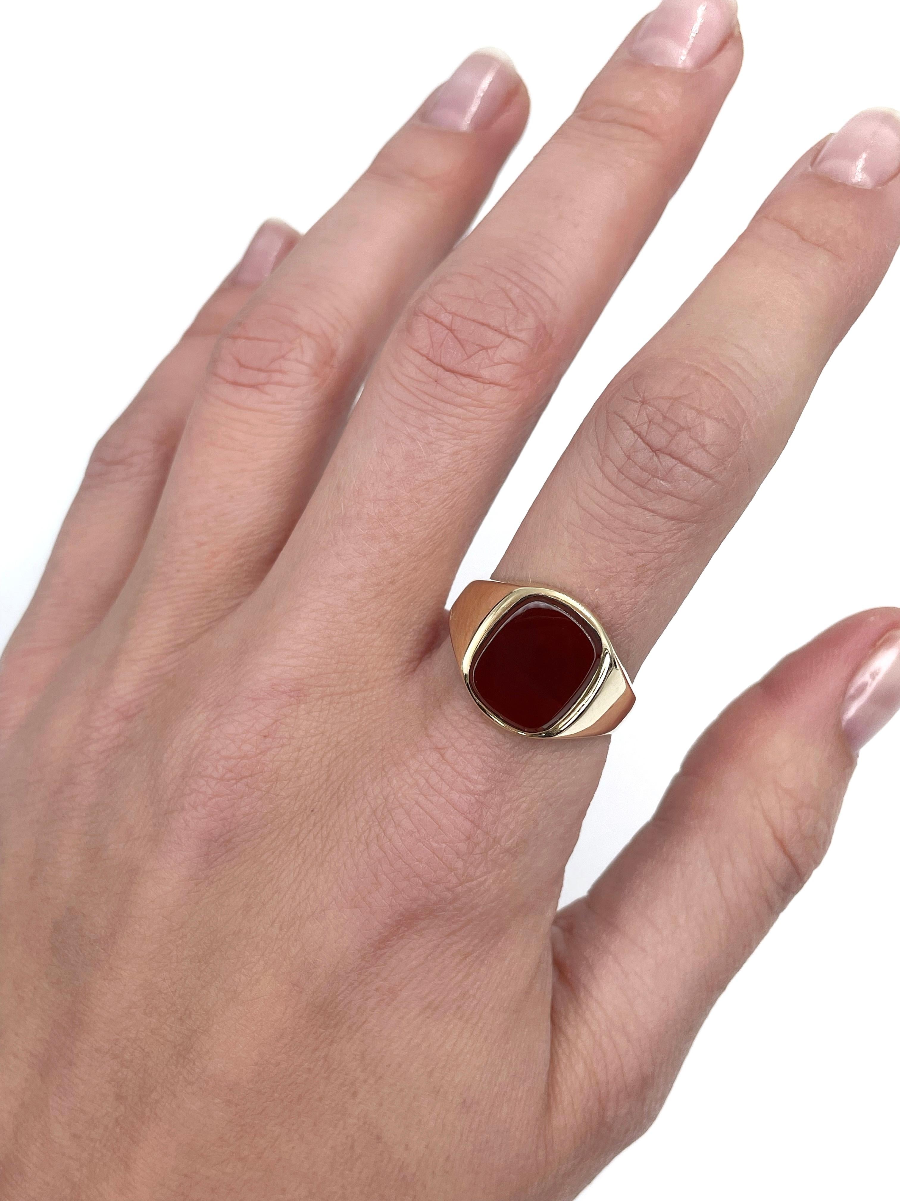 This is a vintage signet ring crafted in 14K yellow gold. The piece features rectangle shape carnelian. 

Circa 1970

Weight: 3.67g
Size: 20 (US10.25)

IMPORTANT: please ask about the possibility to resize before purchase. This process takes 2-7