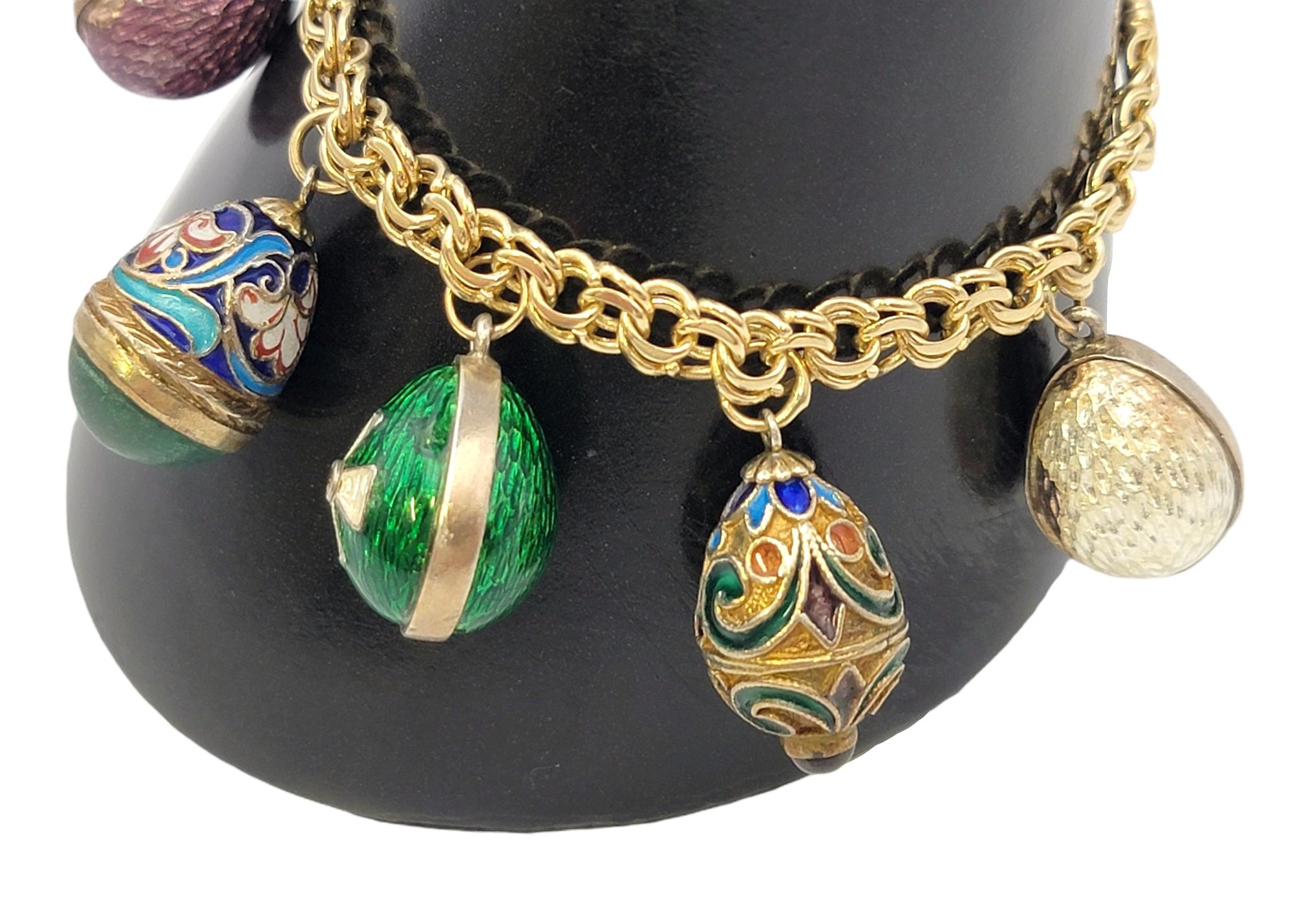 Bracciale vintage in oro giallo 14 carati con 7 ciondoli a forma di uova smaltate colorate in vendita 2