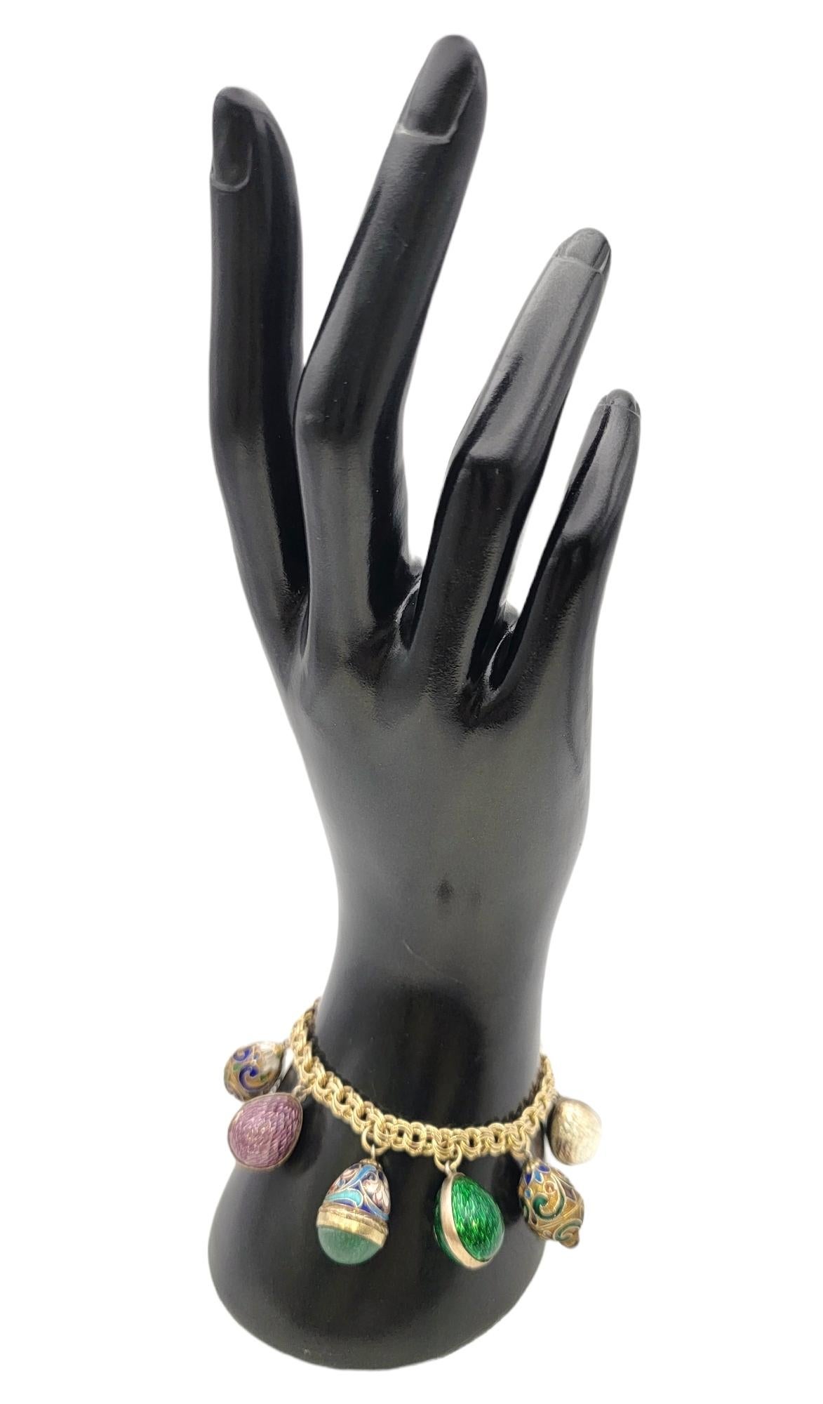 Bracciale vintage in oro giallo 14 carati con 7 ciondoli a forma di uova smaltate colorate in vendita 4
