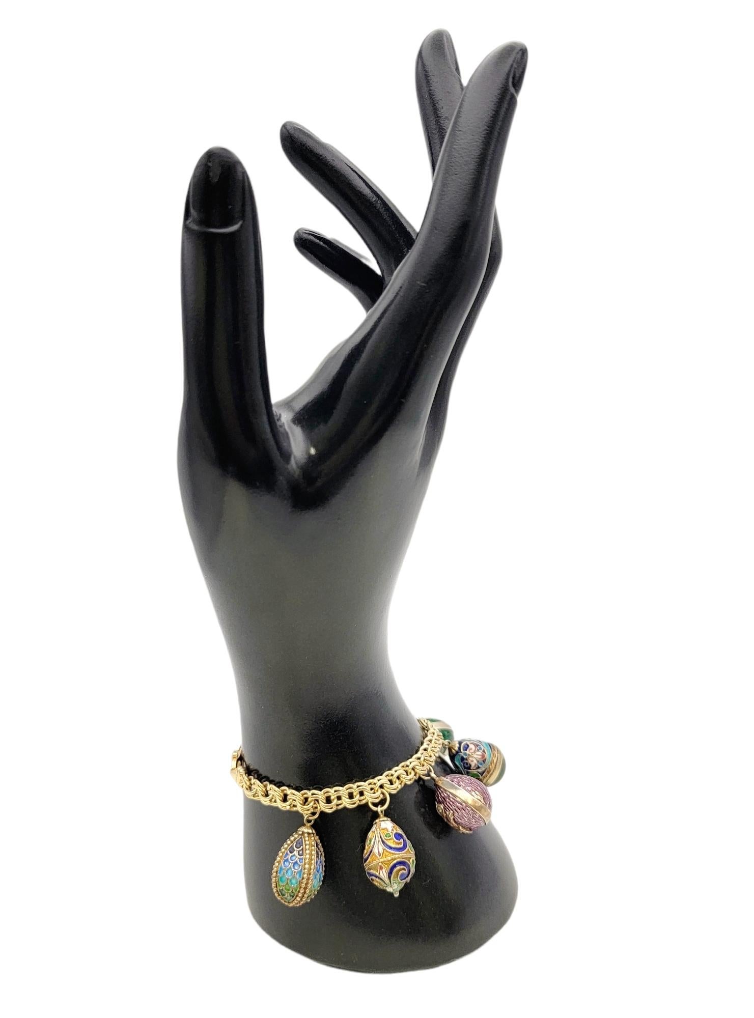 Bracciale vintage in oro giallo 14 carati con 7 ciondoli a forma di uova smaltate colorate in vendita 5