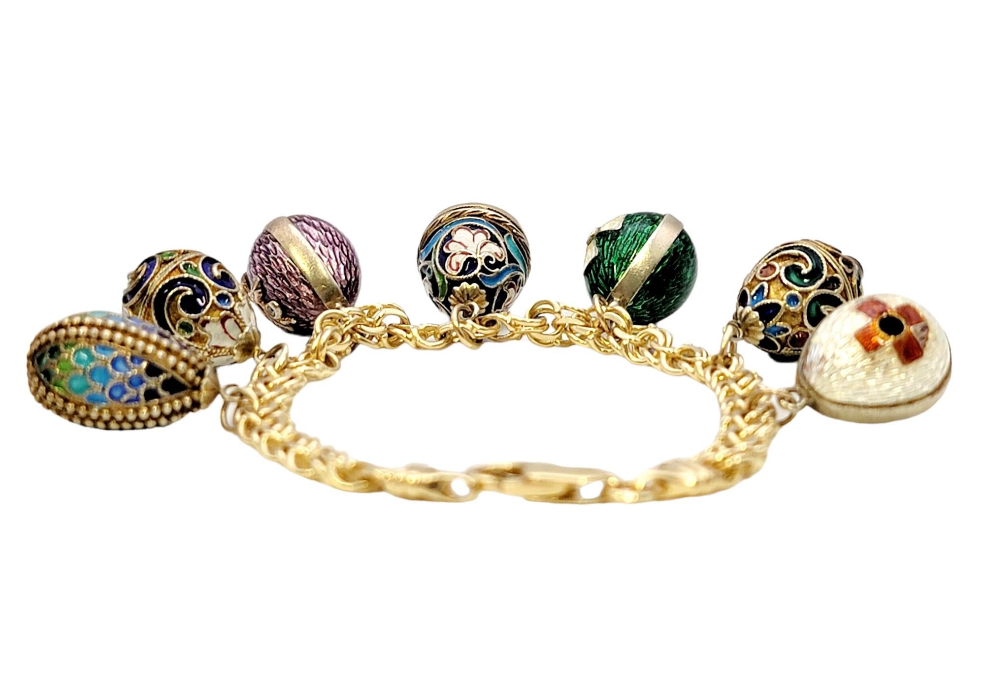 Sie werden sich in dieses unglaubliche Vintage-Armband verlieben. Mit 7 bunten Ei-Anhängern, jeder ist einzigartig im Design. Einige der aufwändig gestalteten Eier sind mit Edelsteinen wie Granat, Malachit und Diamanten besetzt. Jeder Anhänger ist