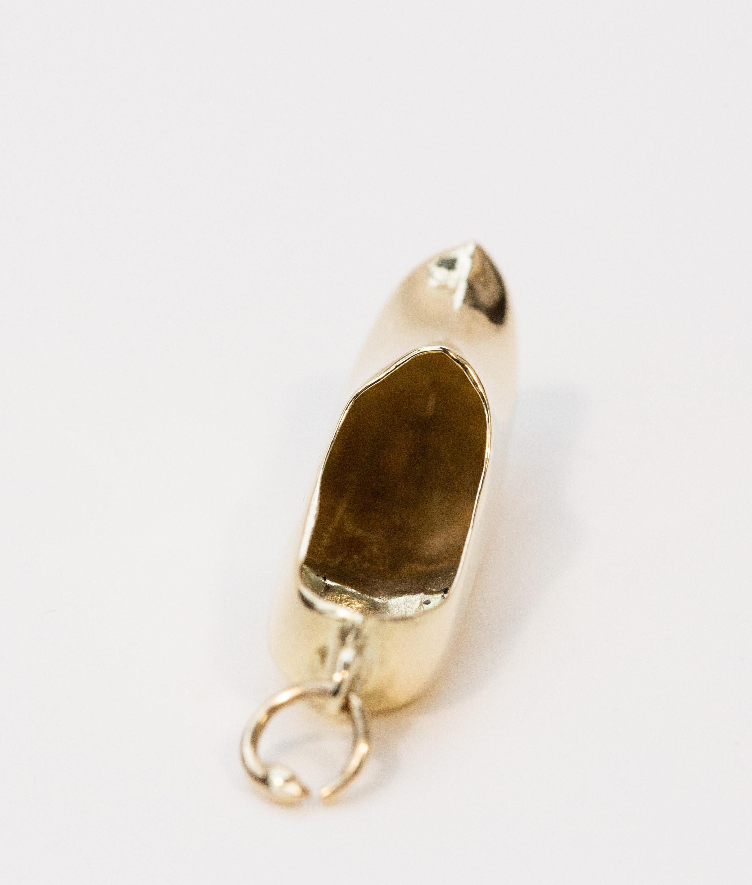 Dije de zueco vintage de oro amarillo de 14 quilates Moderno en venta