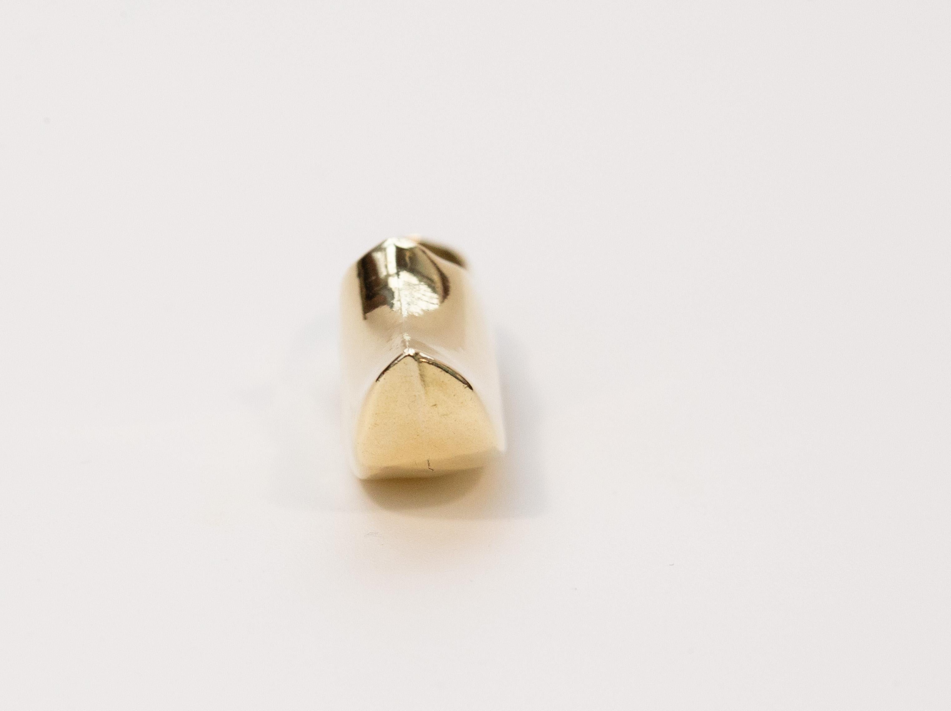 Femenino o masculino Dije de zueco vintage de oro amarillo de 14 quilates en venta