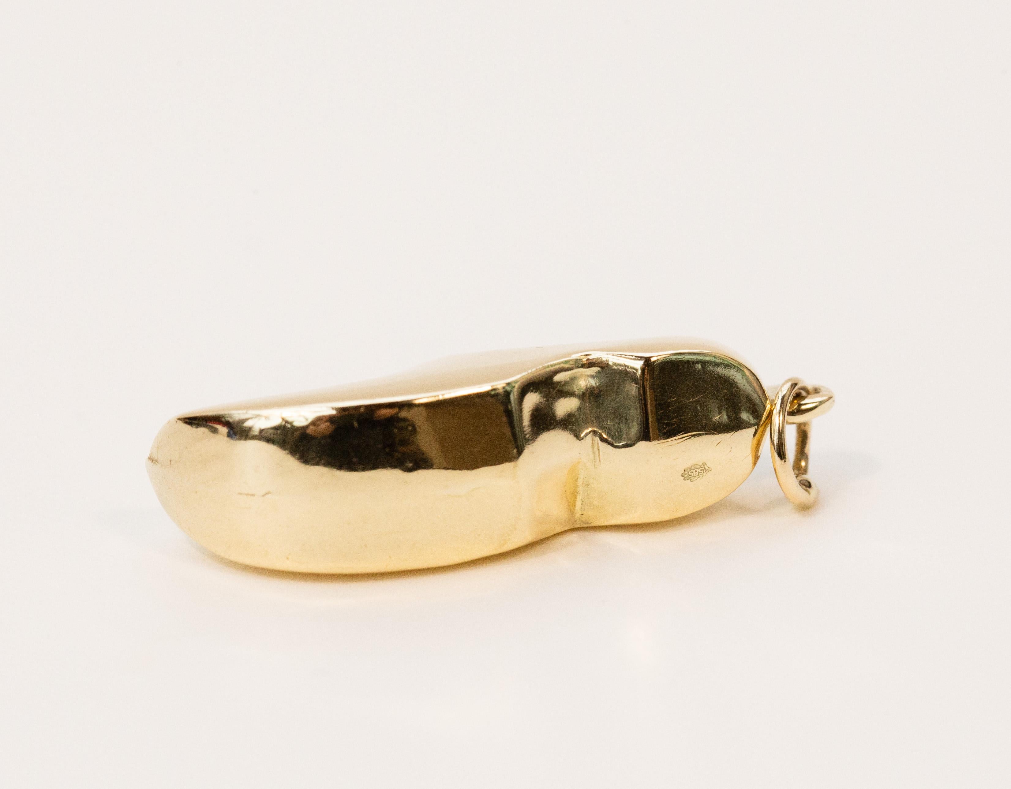 Dije de zueco vintage de oro amarillo de 14 quilates en venta 2