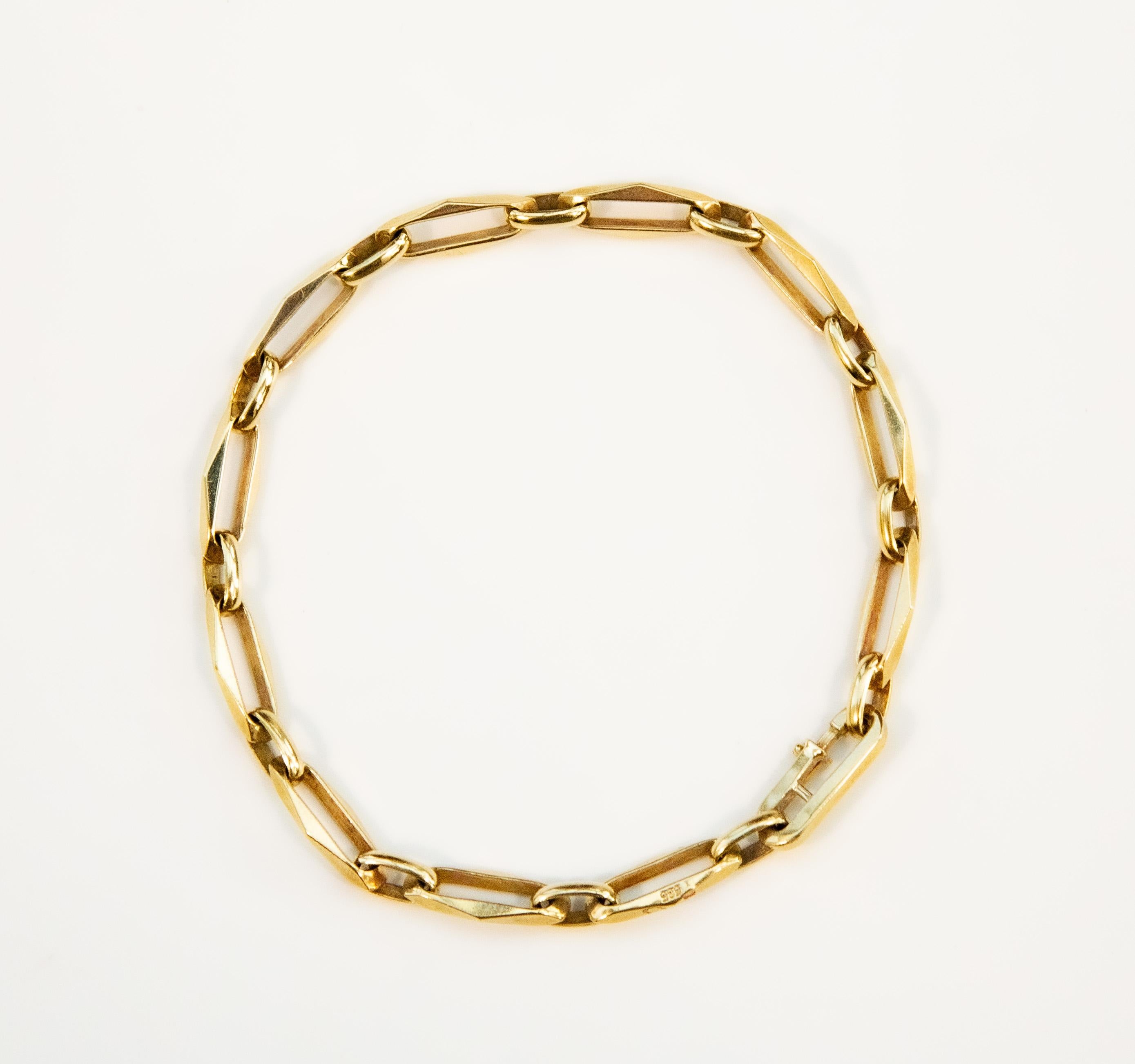 Una pulsera de eslabones vintage cerrada para siempre de oro amarillo de 14 quilates. La pulsera se puede llevar tal y como se presenta en las fotos, o se puede utilizar para enganchar charms a sus eslabones. La pulsera presenta el característico
