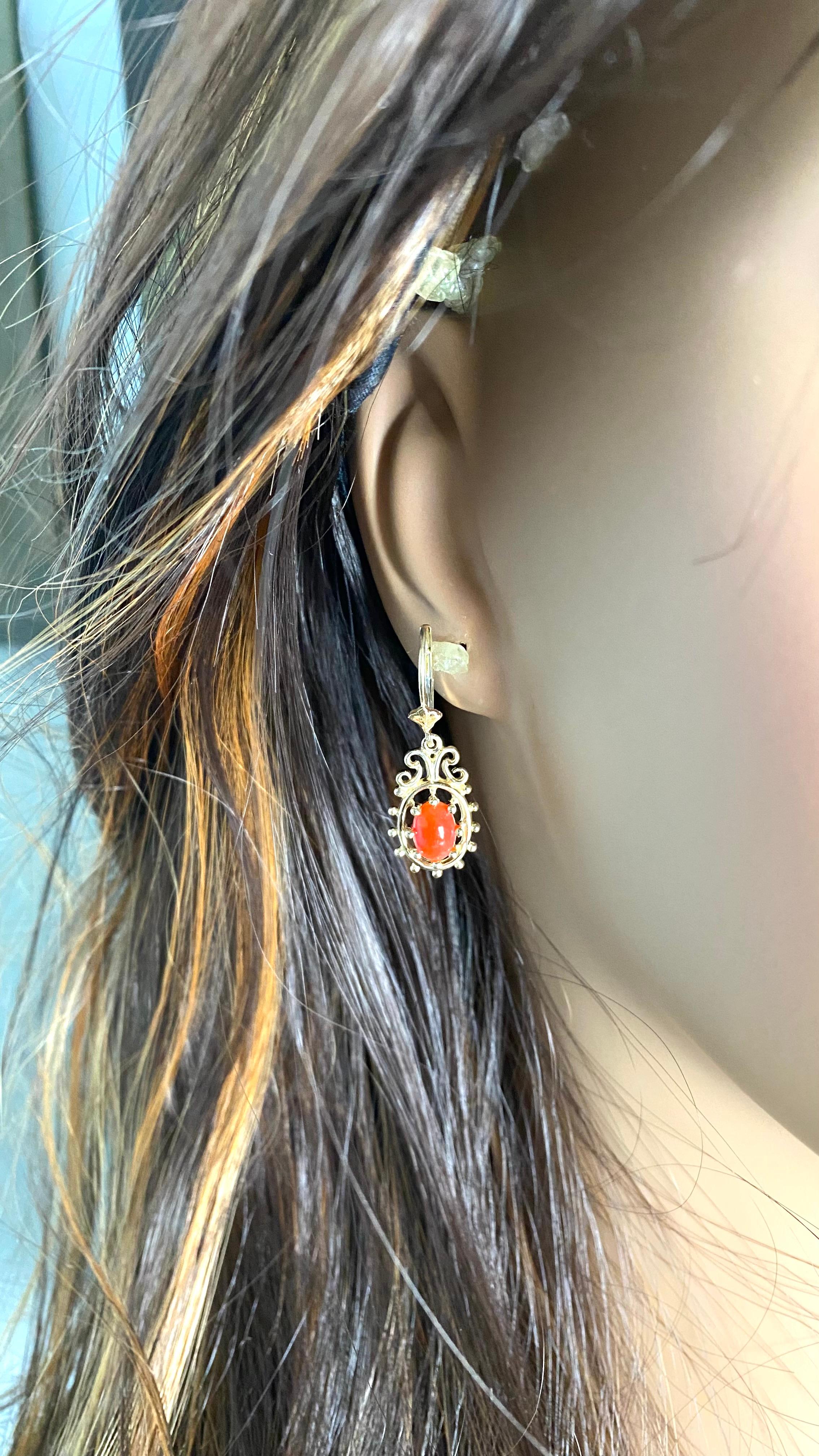 Vintage 14 Karat Yellow Gold Coral Lever Back 1.25 Inch Long Drop Earrings In Good Condition For Sale In New York, NY