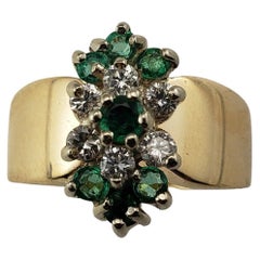 Anillo de oro amarillo de 14 quilates con diamantes y esmeralda natural