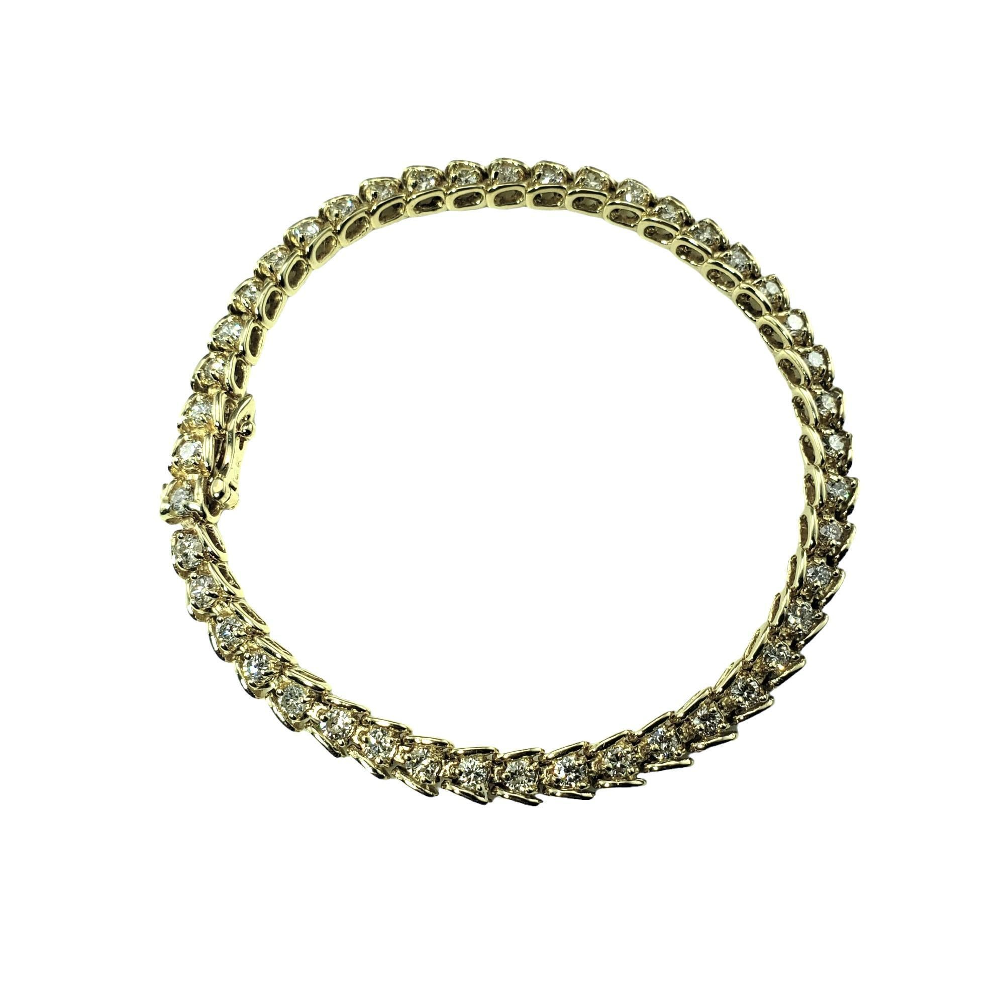 Vintage 14 Karat Gelbgold Diamant Tennisarmband-

Dieses funkelnde Armband besteht aus 44 runden Diamanten im Brillantschliff (Breite: 5 mm), die in wunderschönes 14-karätiges Gelbgold gefasst sind. 

Ungefähres Gesamtgewicht der Diamanten: 2.20