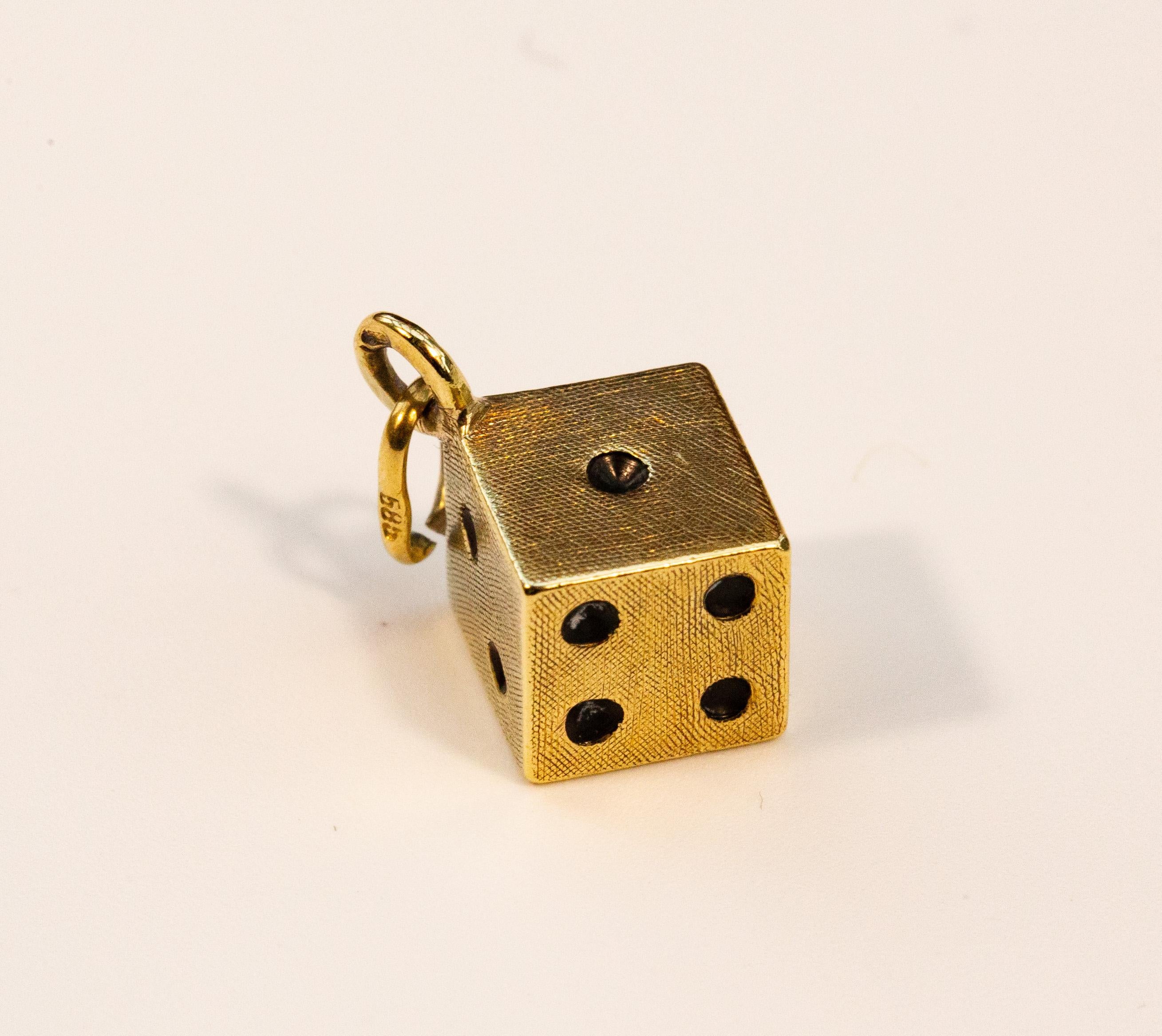 Un charm a forma di dado vintage in oro giallo 14 carati. Il charm presenta una superficie strutturata. L'oggetto è stato prodotto alla fine del XX secolo. È in buone condizioni vintage con una patina normale per l'età. 
Il charme può essere