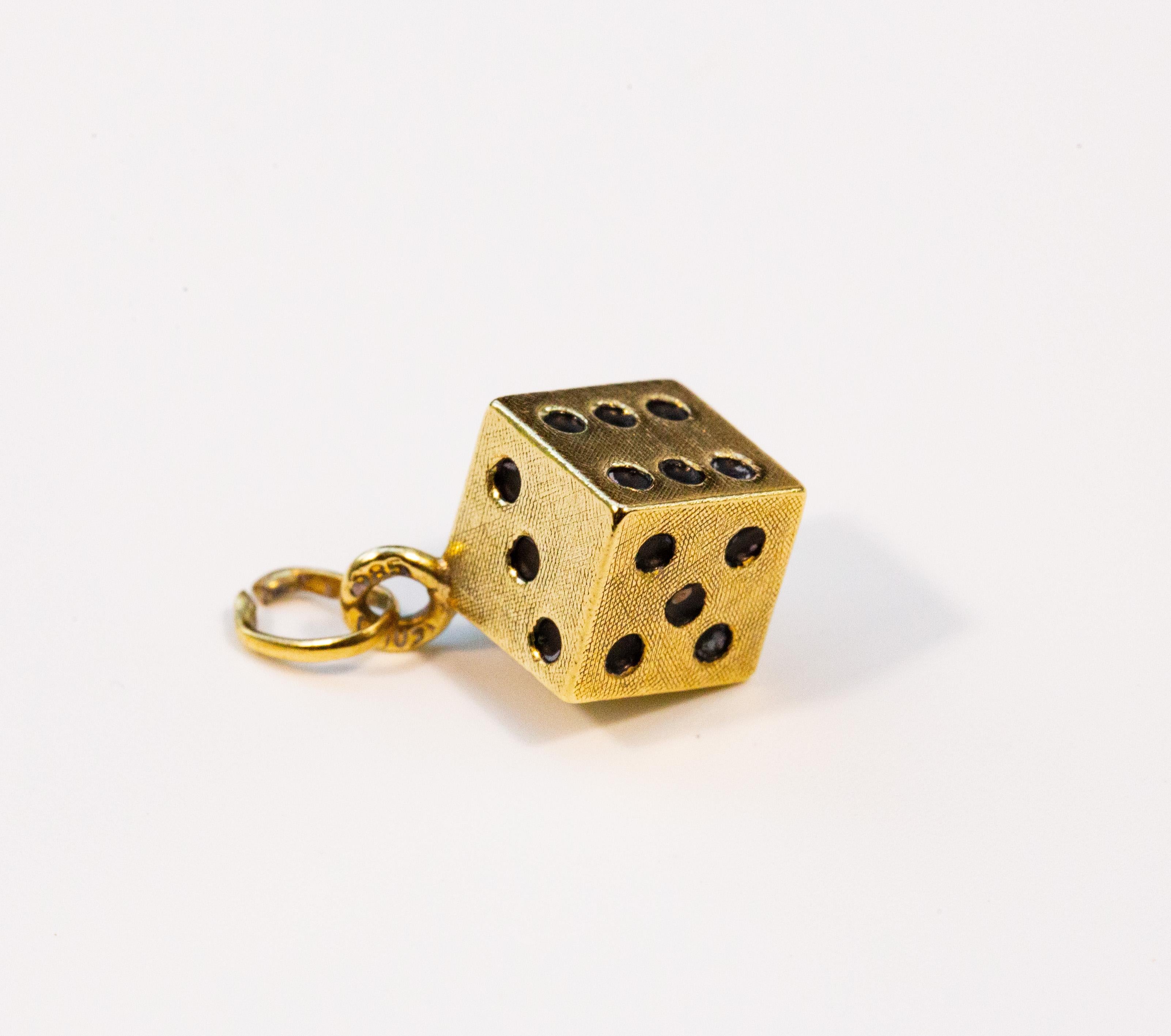 Charm d'epoca in oro giallo 14 carati a forma di dado in vendita 1