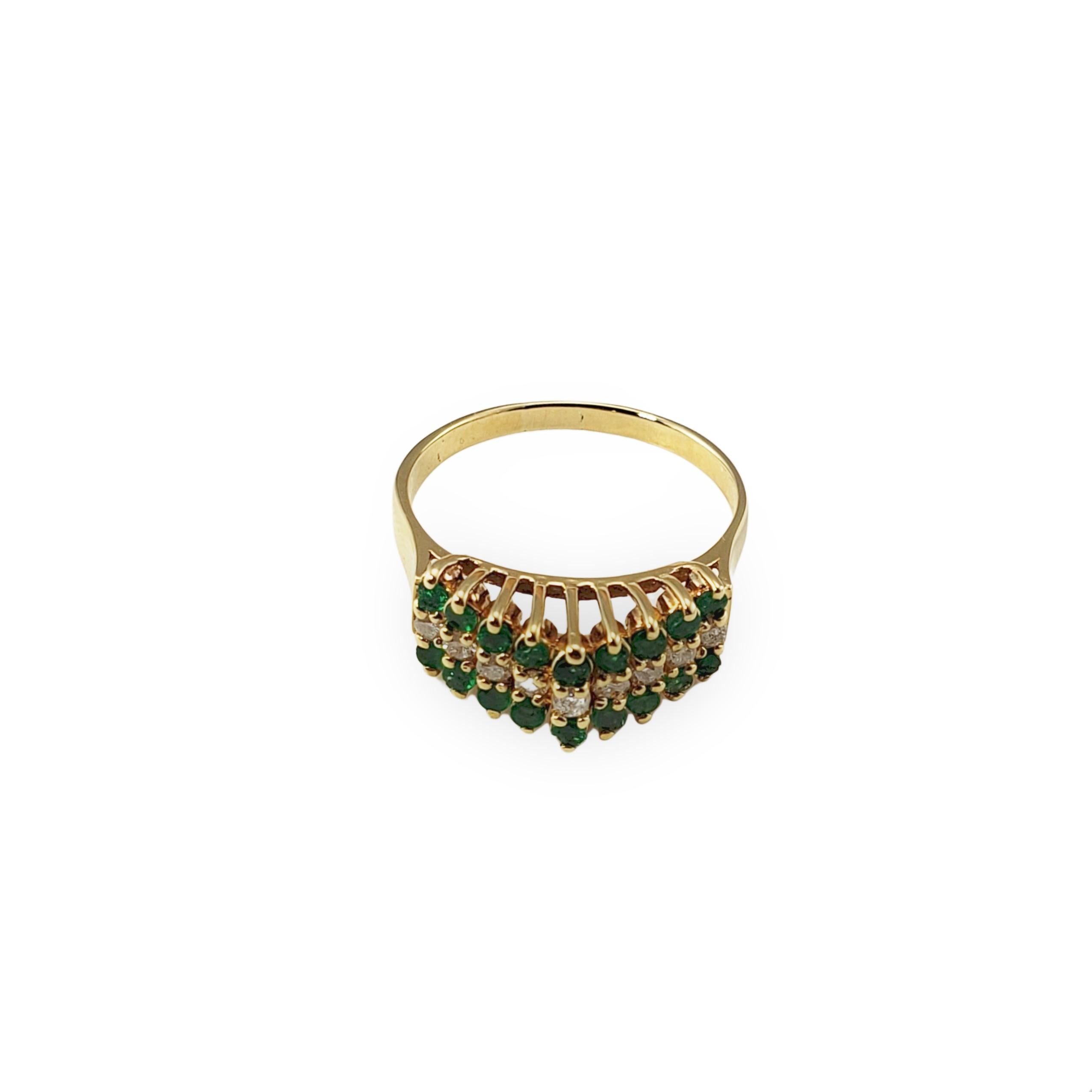 Anillo de oro amarillo de 14 quilates con esmeralda y diamantes talla 7.5-

Este precioso anillo tiene 18 esmeraldas redondas y nueve diamantes redondos de talla brillante engastados en oro amarillo clásico de 14 quilates. Anchura: 7 mm.
Vástago: 2