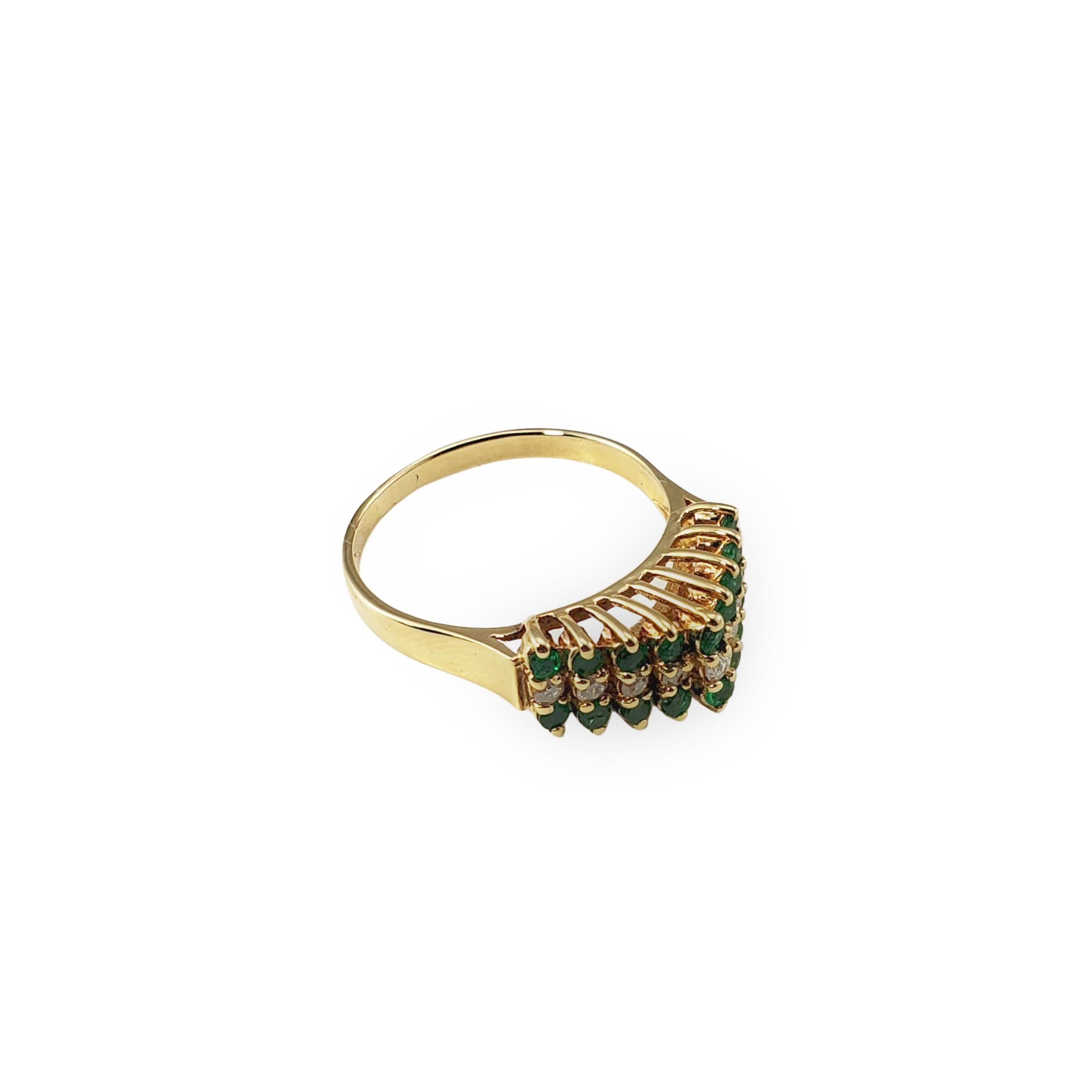 Anillo de oro amarillo de 14 quilates con esmeralda y diamantes en Bueno Estado en Washington Depot, CT