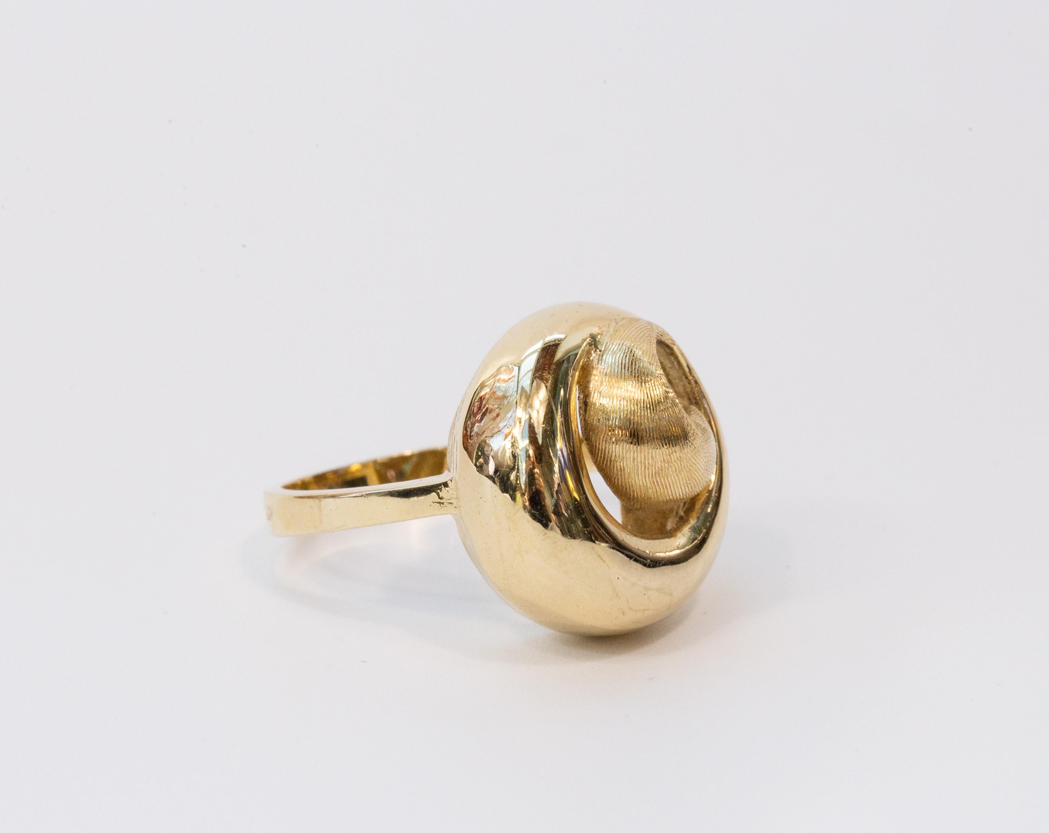 Ein modischer Ring im Vintage-Stil mit einer spiralförmigen Form,  mit teilweise mattem Finish.  Der Ring ist aus 14 Karat / 585 Gelbgold gefertigt. Das äußere und das innere Band des Rings sind mit 585 gekennzeichnet, was für 14 Karat Goldgehalt