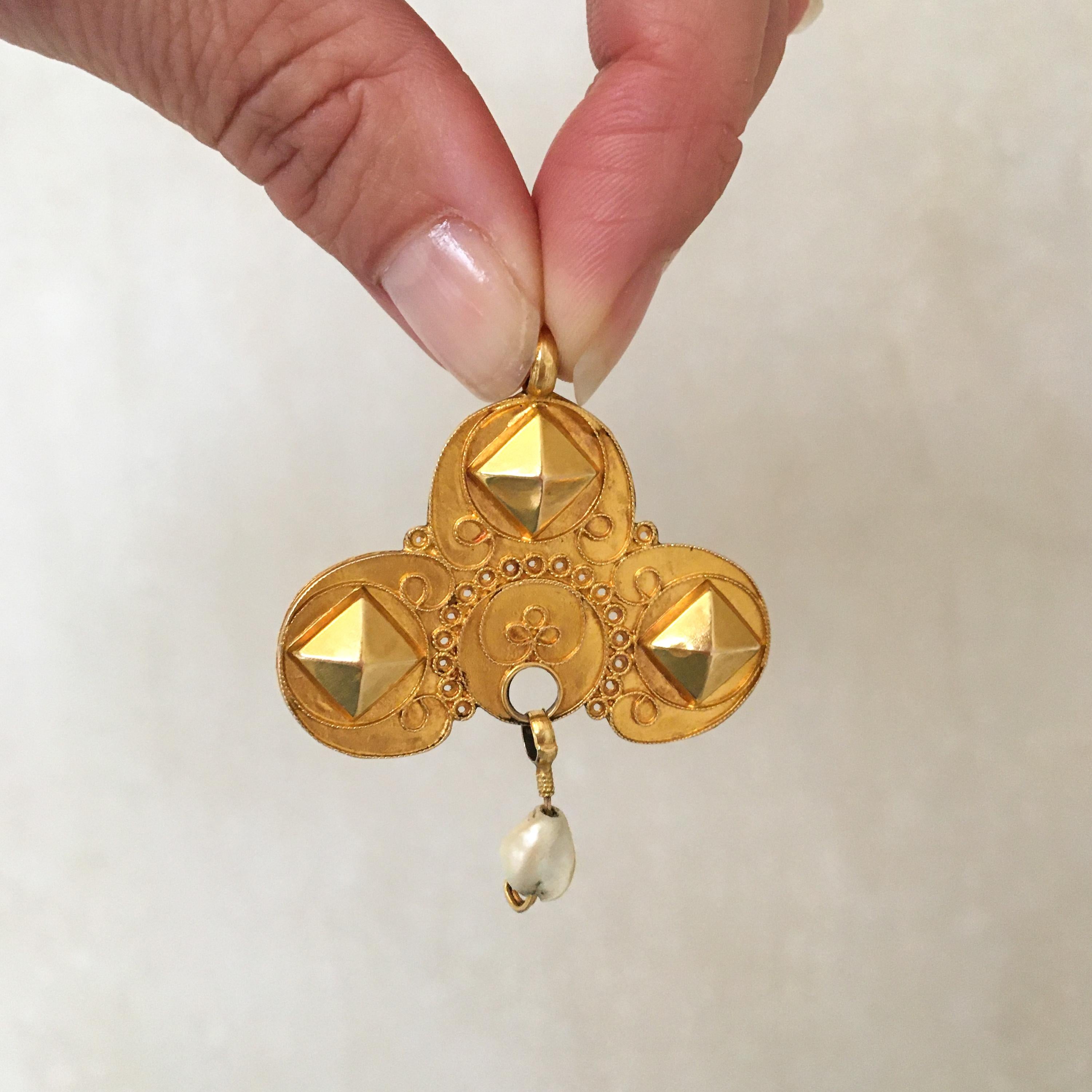 Early 20th Century Cloverleaf 14K Gold Pearl Pendant In Good Condition For Sale In Rotterdam, NL