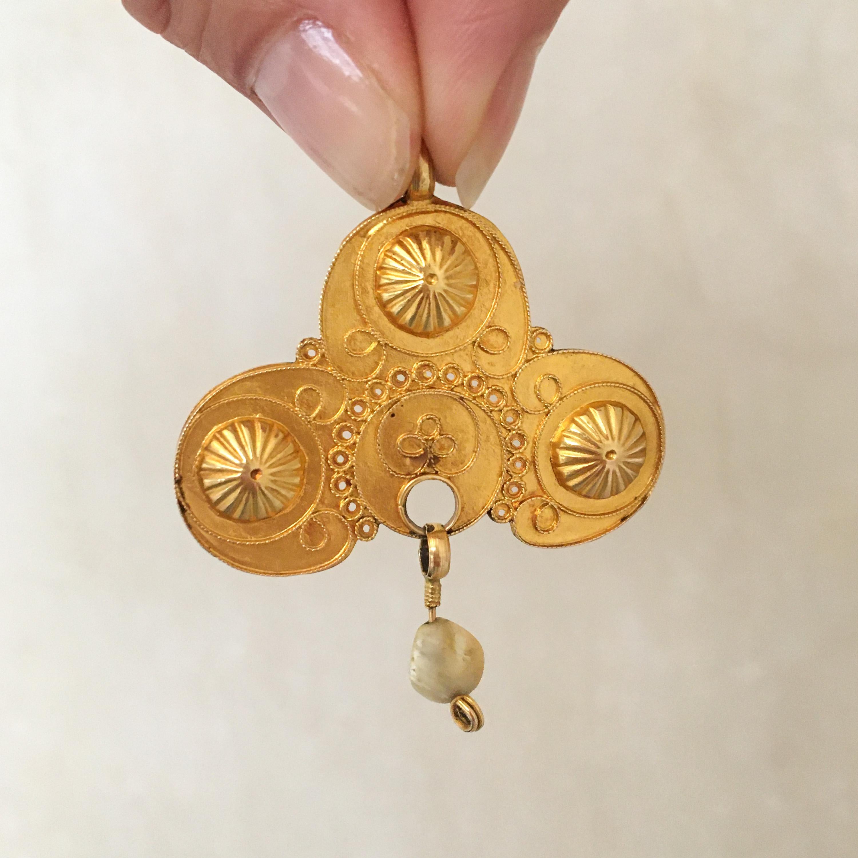 Early 20th Century Cloverleaf 14K Gold Pearl Pendant For Sale 1