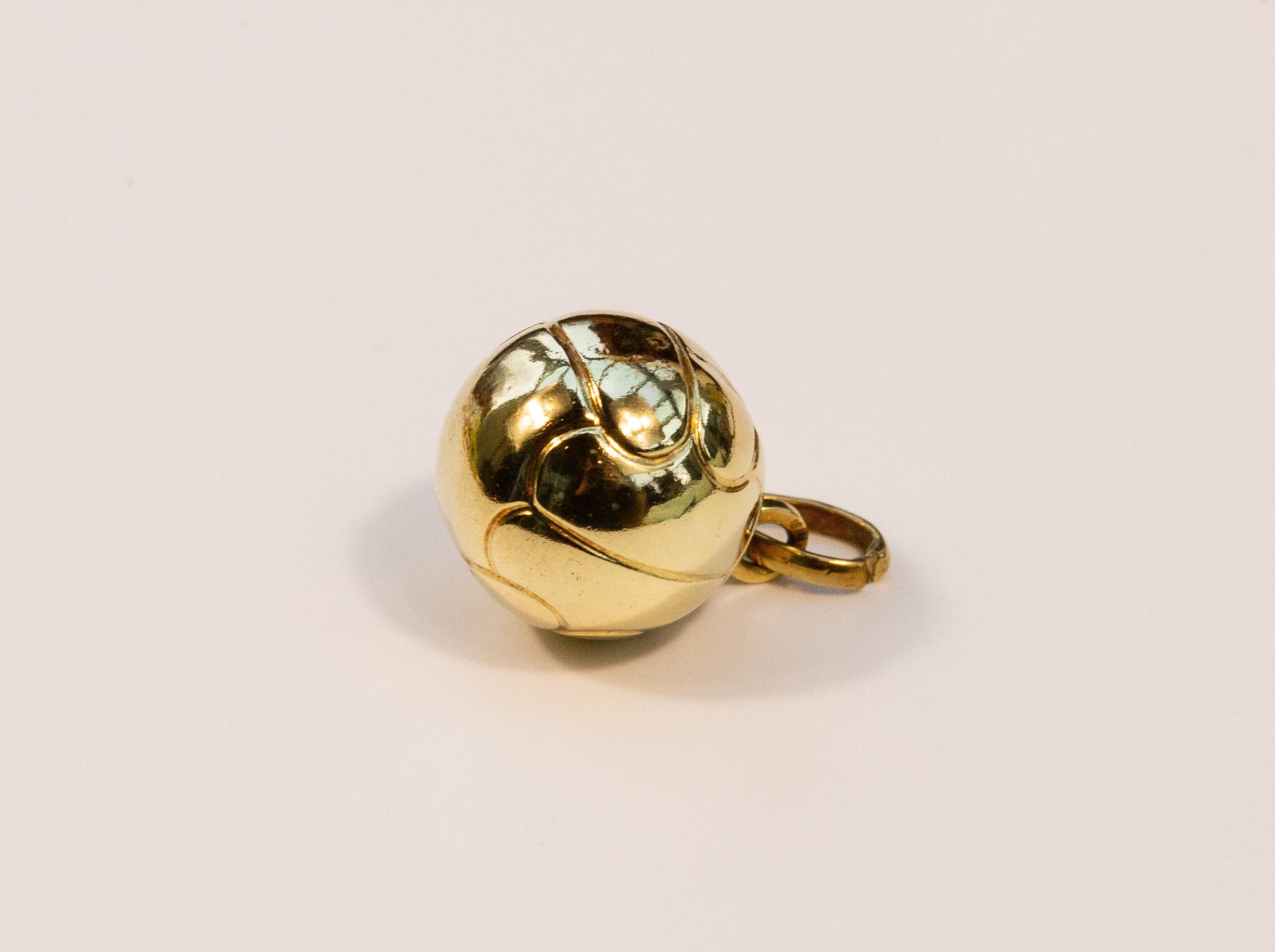 Vintage 14 Karat Yellow Gold Football Charm In Good Condition For Sale In Arnhem, NL