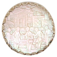 Vintage-Brosche aus 14 Karat Gelbgold mit geschnitztem Perlmutt