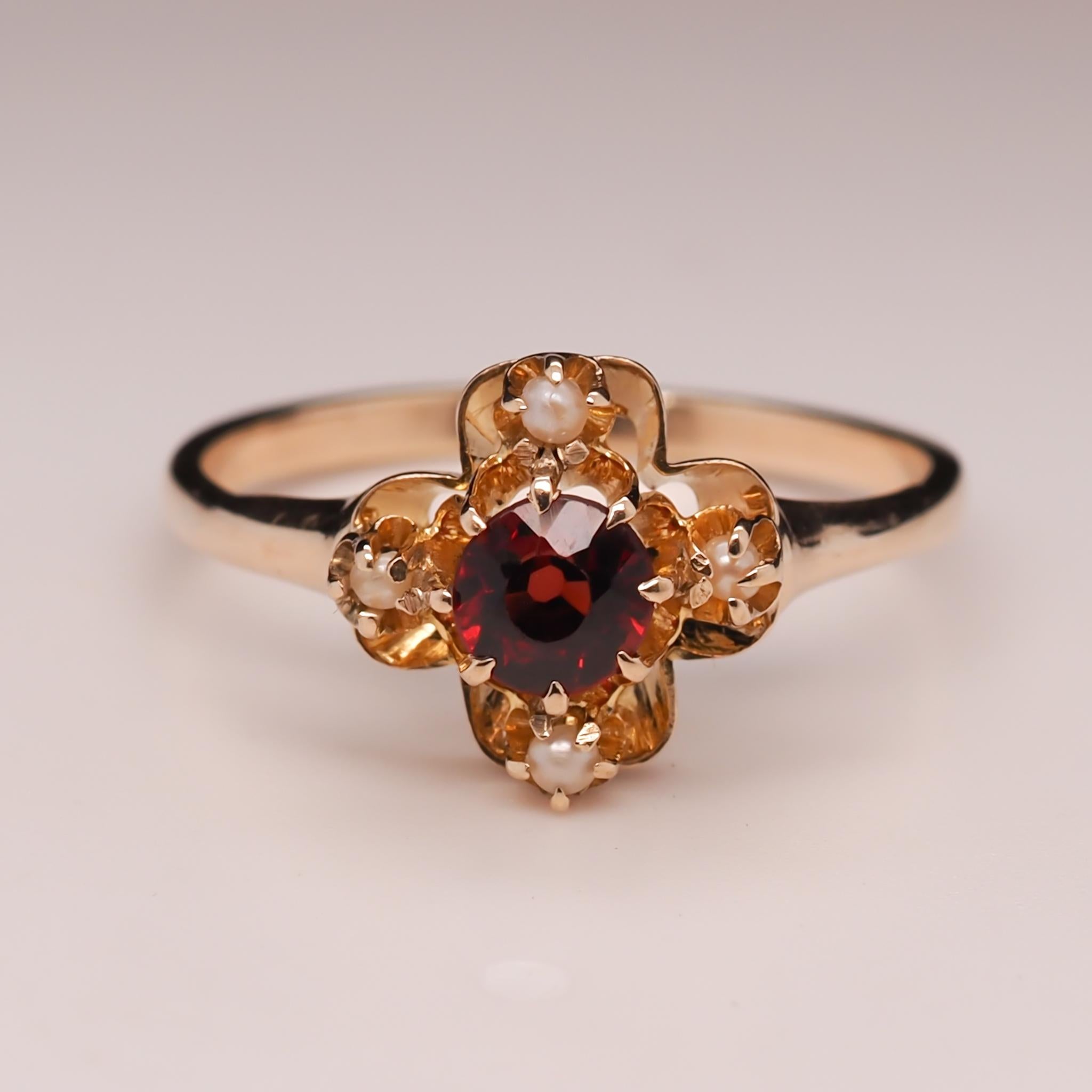 Anello vintage in oro giallo 14 carati con granato e perle di mare in vendita 2