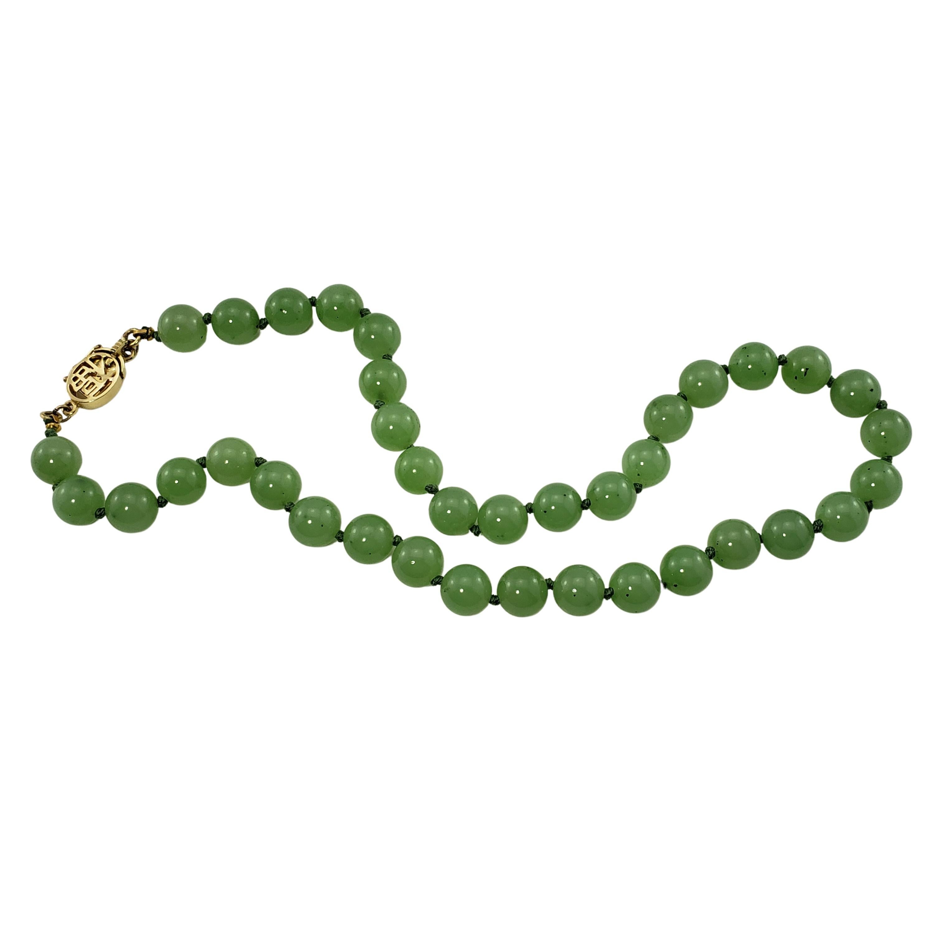 Vintage 14 Karat Yellow Gold Green Jade Bead Necklace-

This stunning necklace features 37 green jade beads (10 mm each) with a classic 14K gold clasp.  

Size:  17.75 inches 

Weight:  39.3 dwt. /  61.2 gr.

Hallmark:  14K

Very good condition,