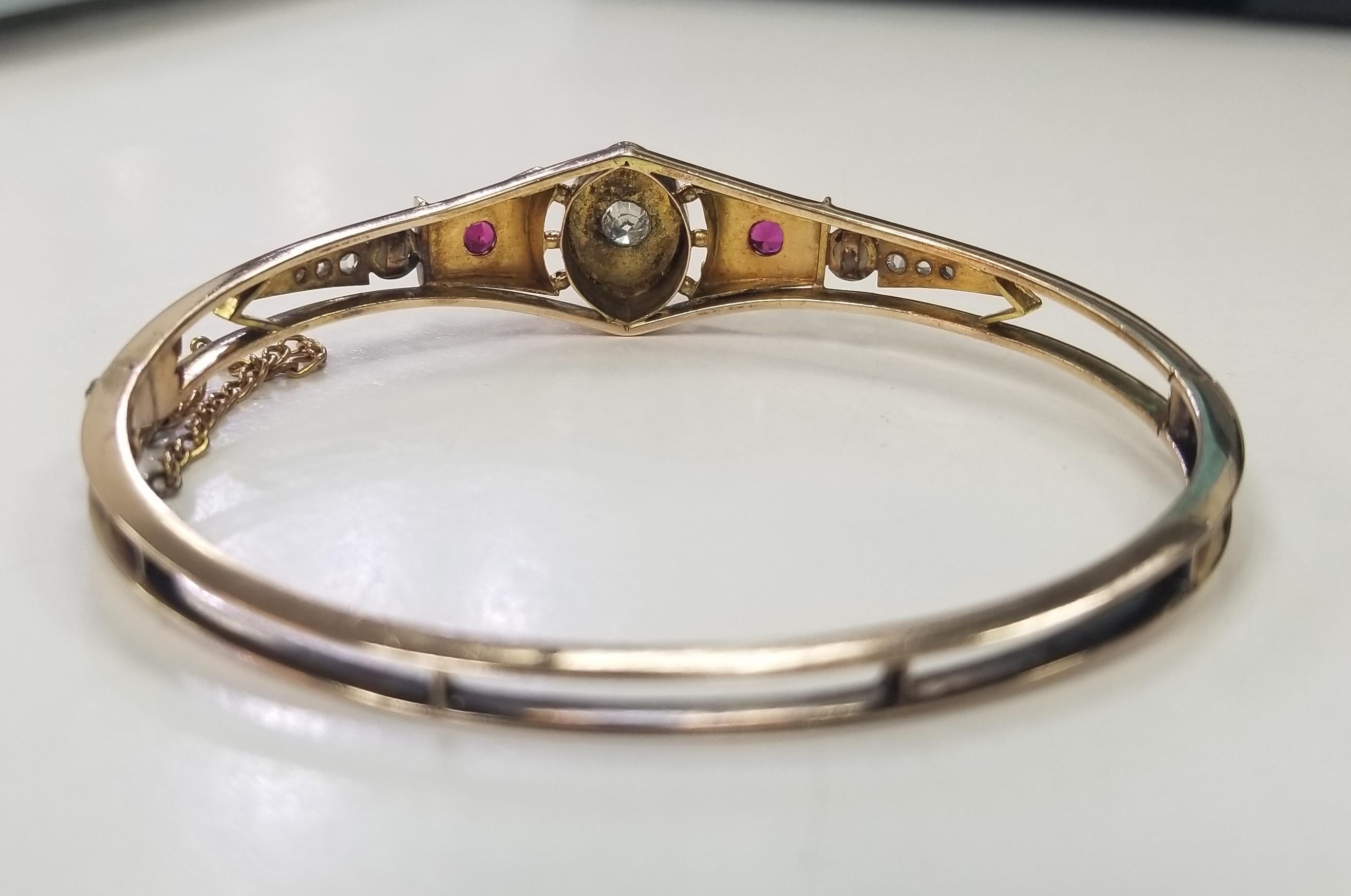 Contemporain Bracelet jonc vintage fait main en or jaune 14 carats avec diamants et rubis en vente