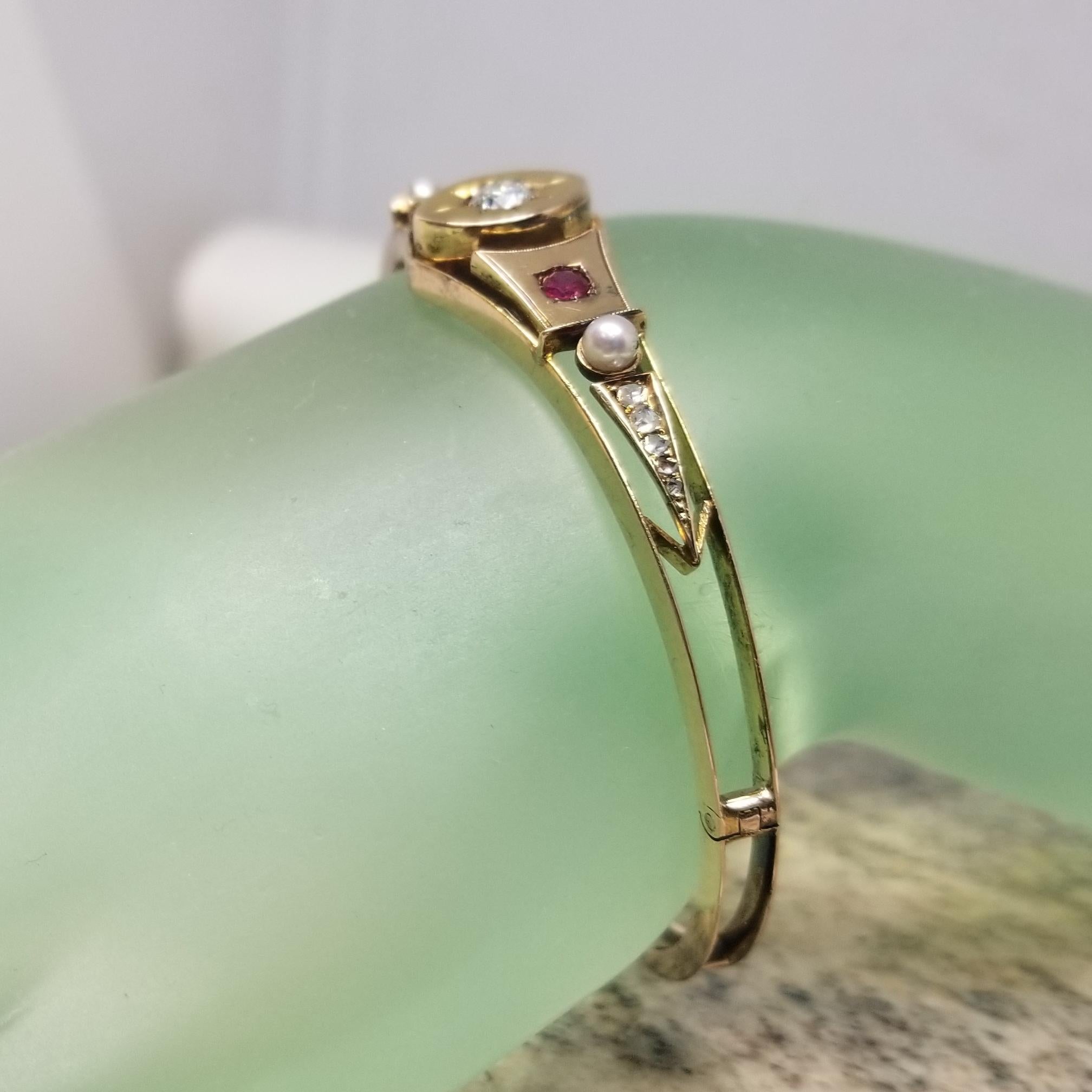 Bracelet jonc vintage fait main en or jaune 14 carats avec diamants et rubis en vente 3